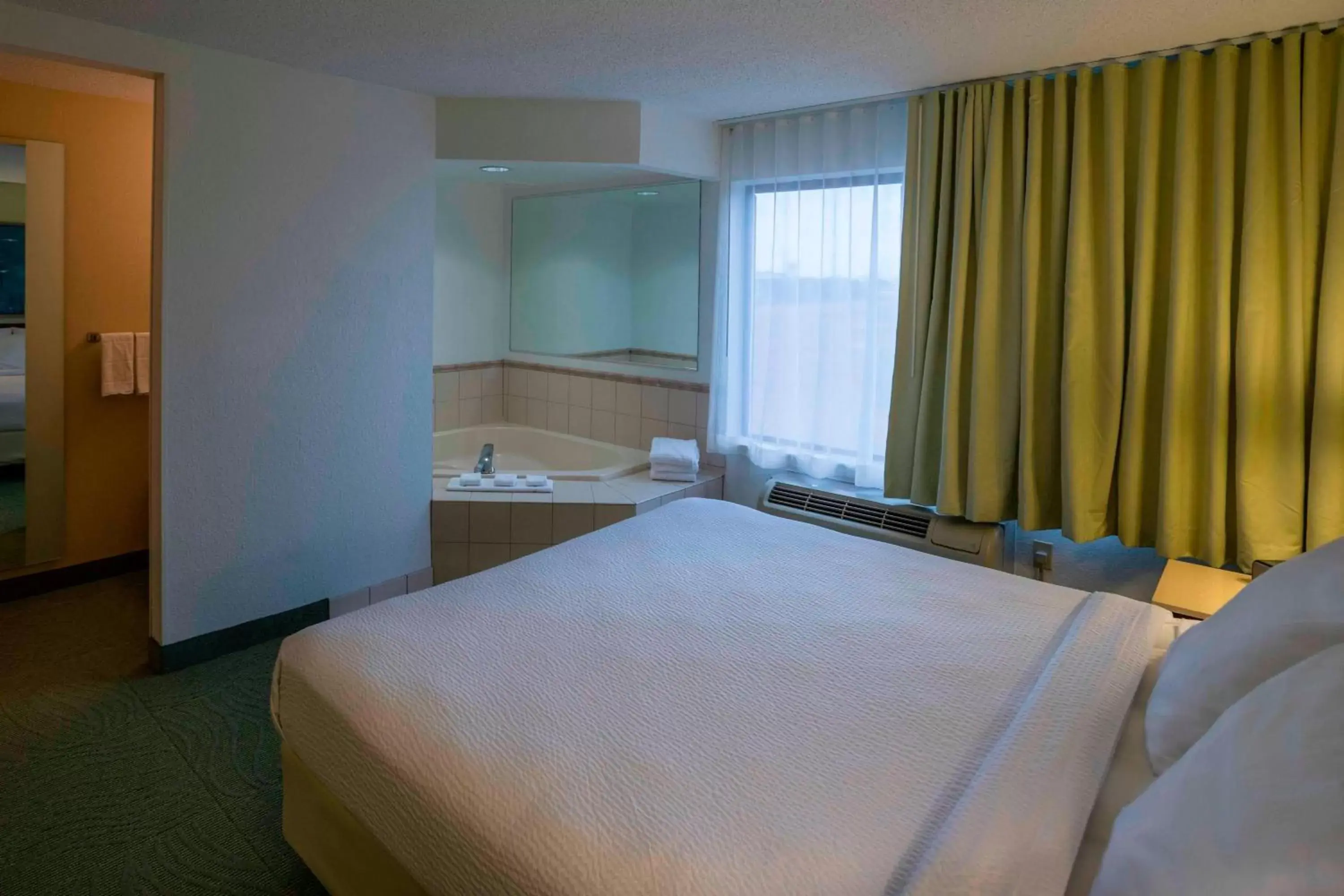 Swimming pool, Bed in SpringHill Suites Chicago Bolingbrook