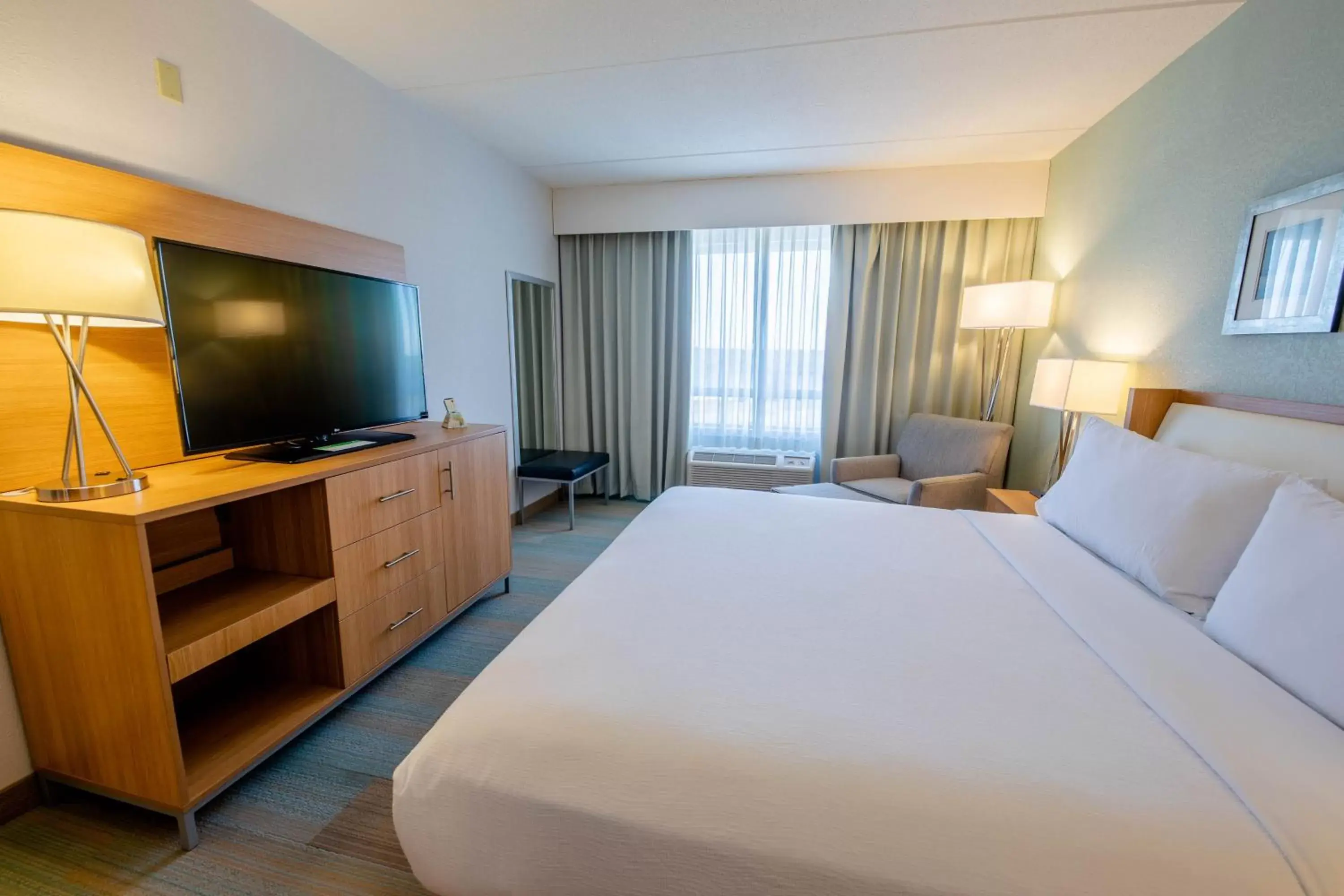 Photo of the whole room, Bed in Holiday Inn Manahawkin/Long Beach Island, an IHG Hotel