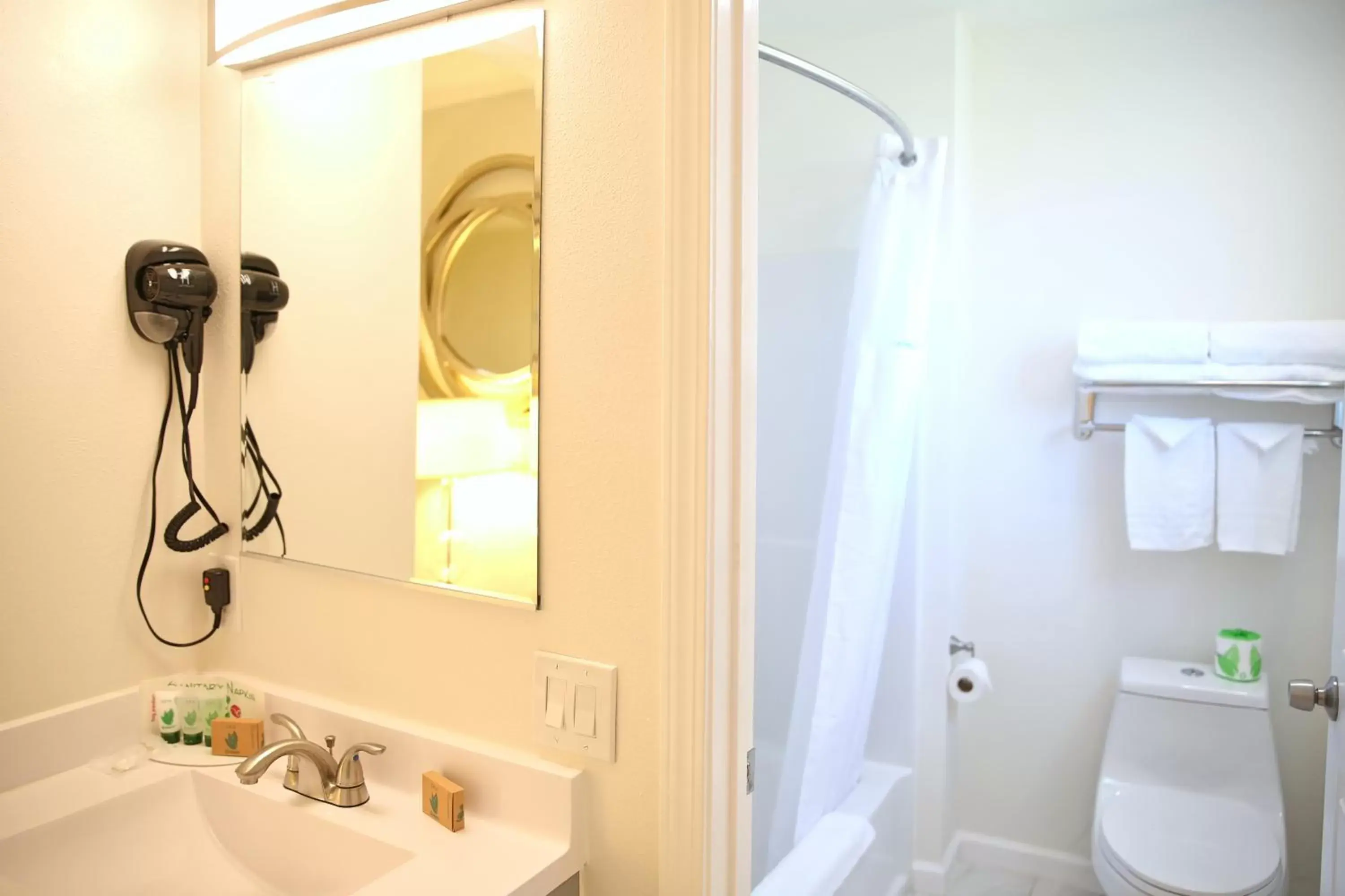 Shower, Bathroom in Travelodge by Wyndham Crescent City