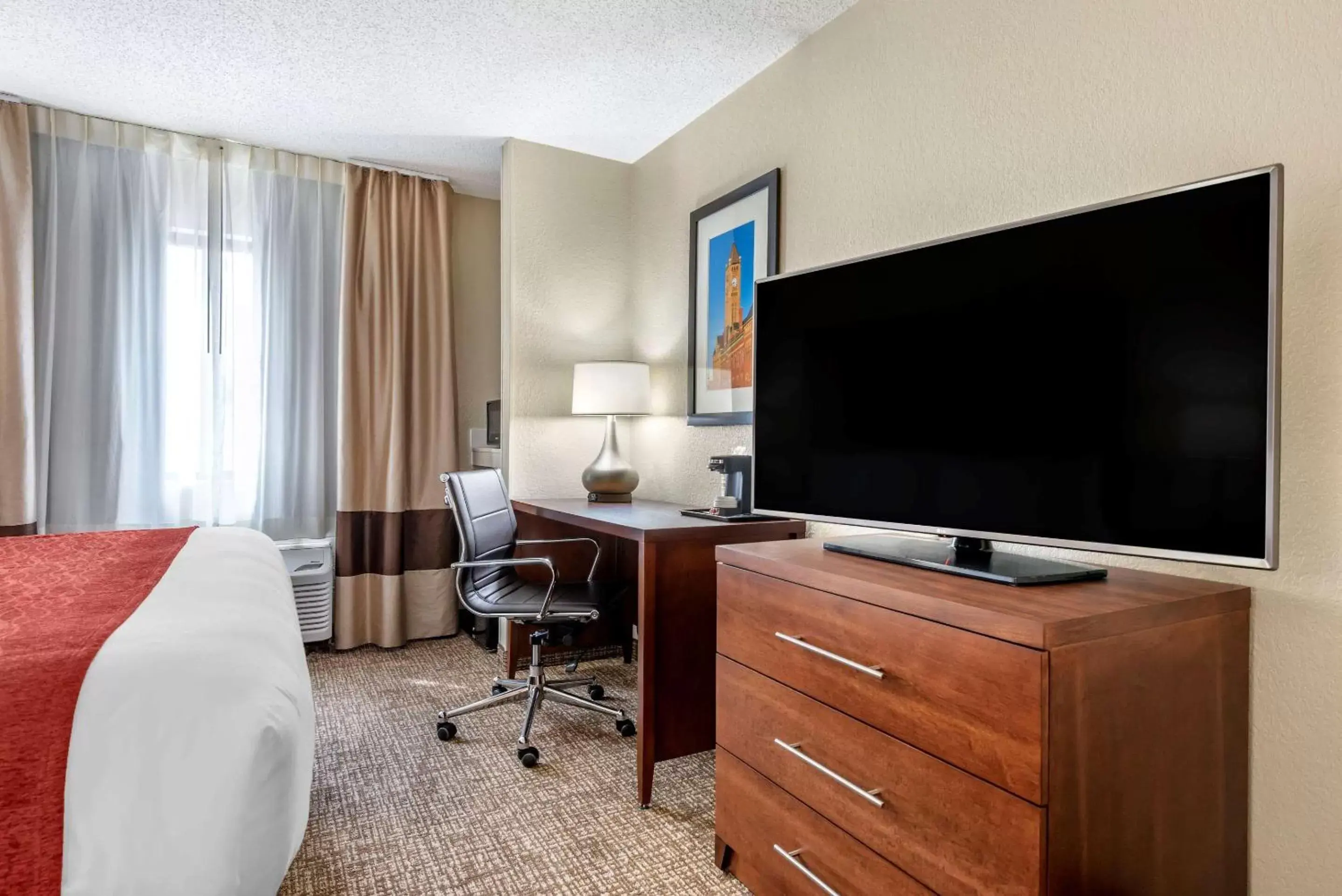 Bedroom, TV/Entertainment Center in Comfort Inn & Suites Middletown - Franklin