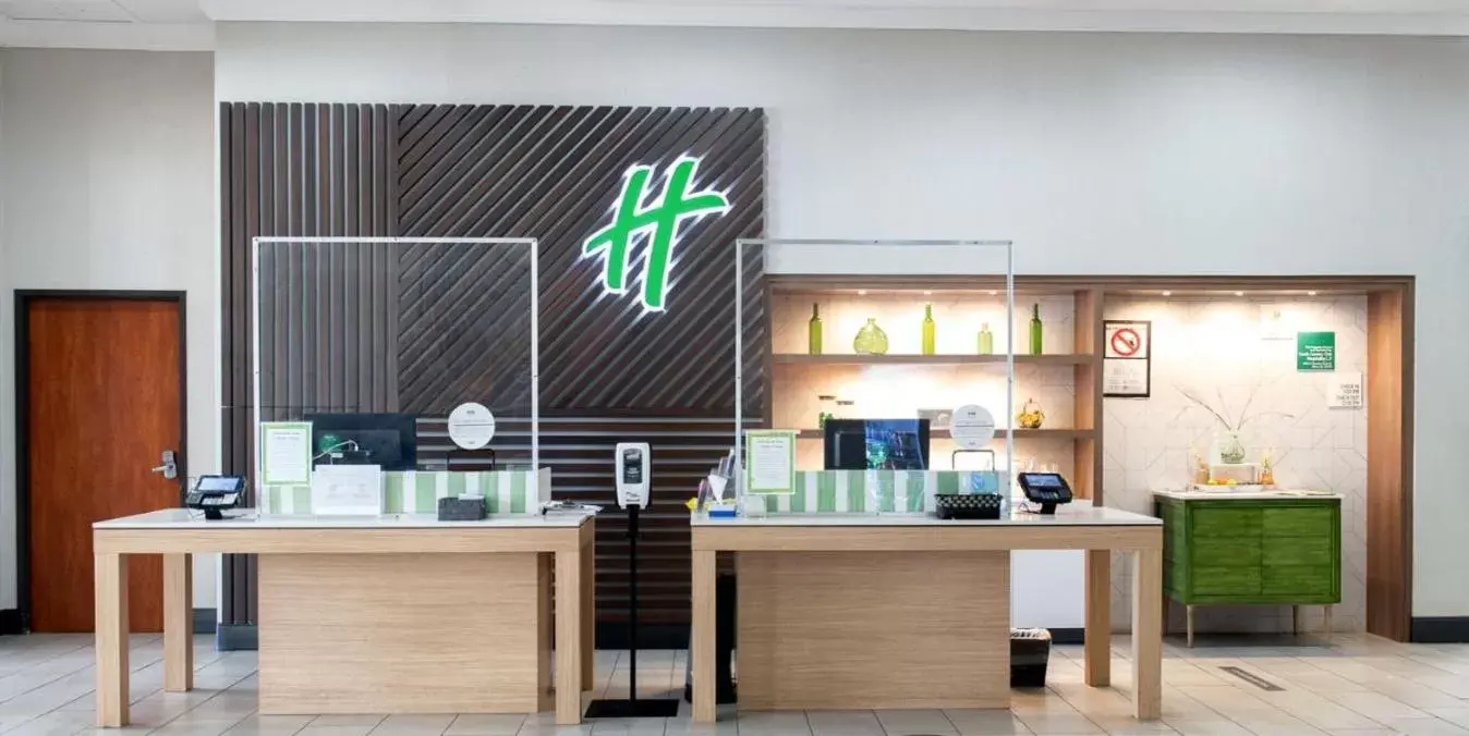 Lobby or reception in Holiday Inn Phoenix-Mesa Chandler by IHG Lobby or reception in Holiday Inn Phoenix-Mesa Chandler by IHG