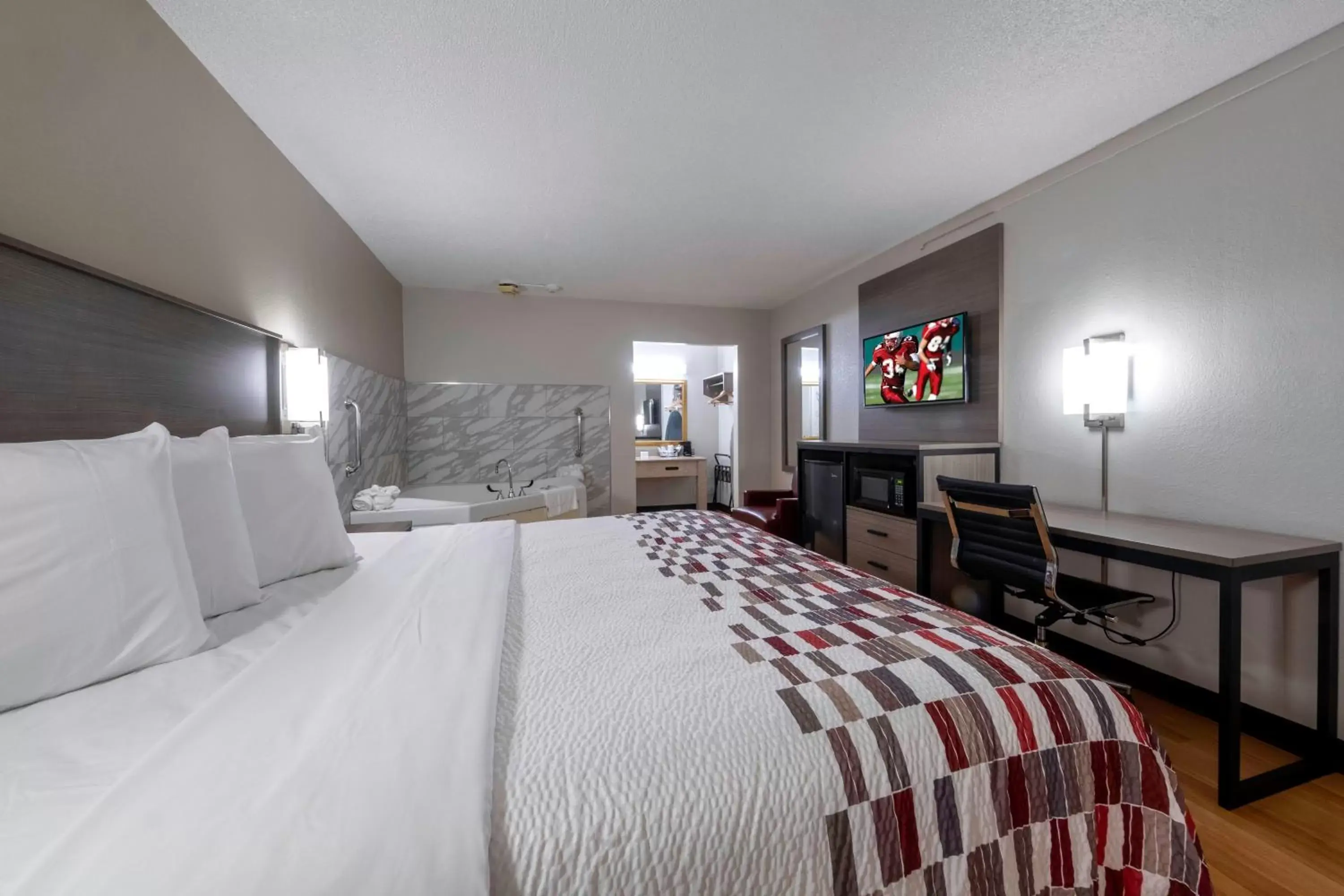 Photo of the whole room, Bed in Red Roof Inn Charlottesville