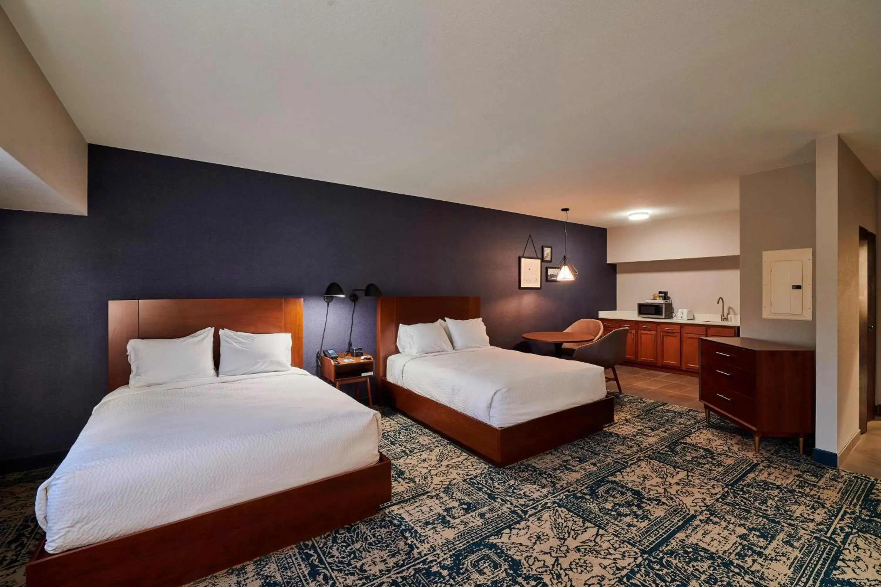 Bedroom, Bed in Four Points by Sheraton Cleveland-Eastlake