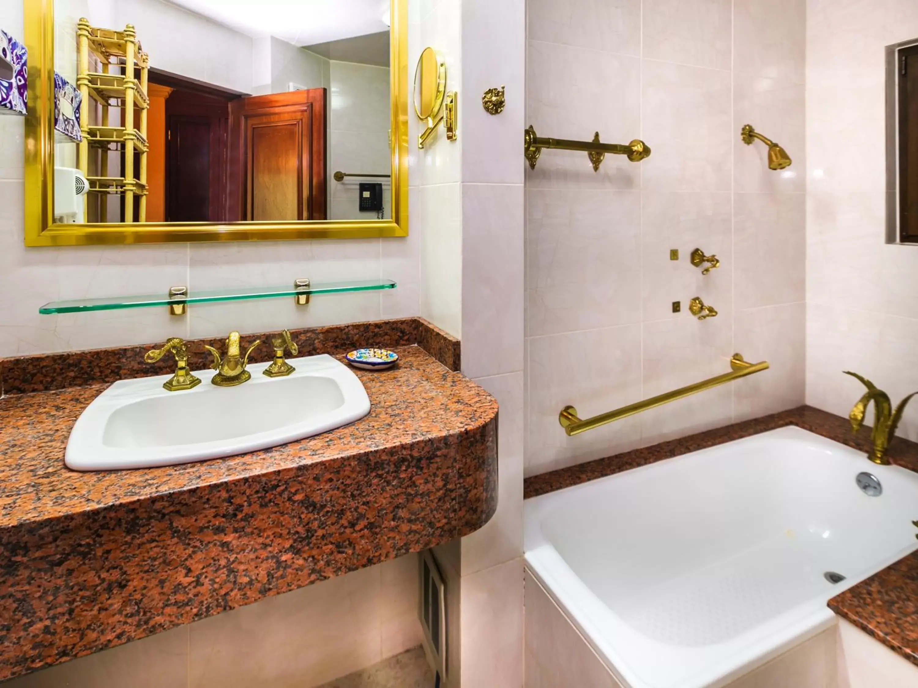 Bathroom in Quinta del Rey Hotel