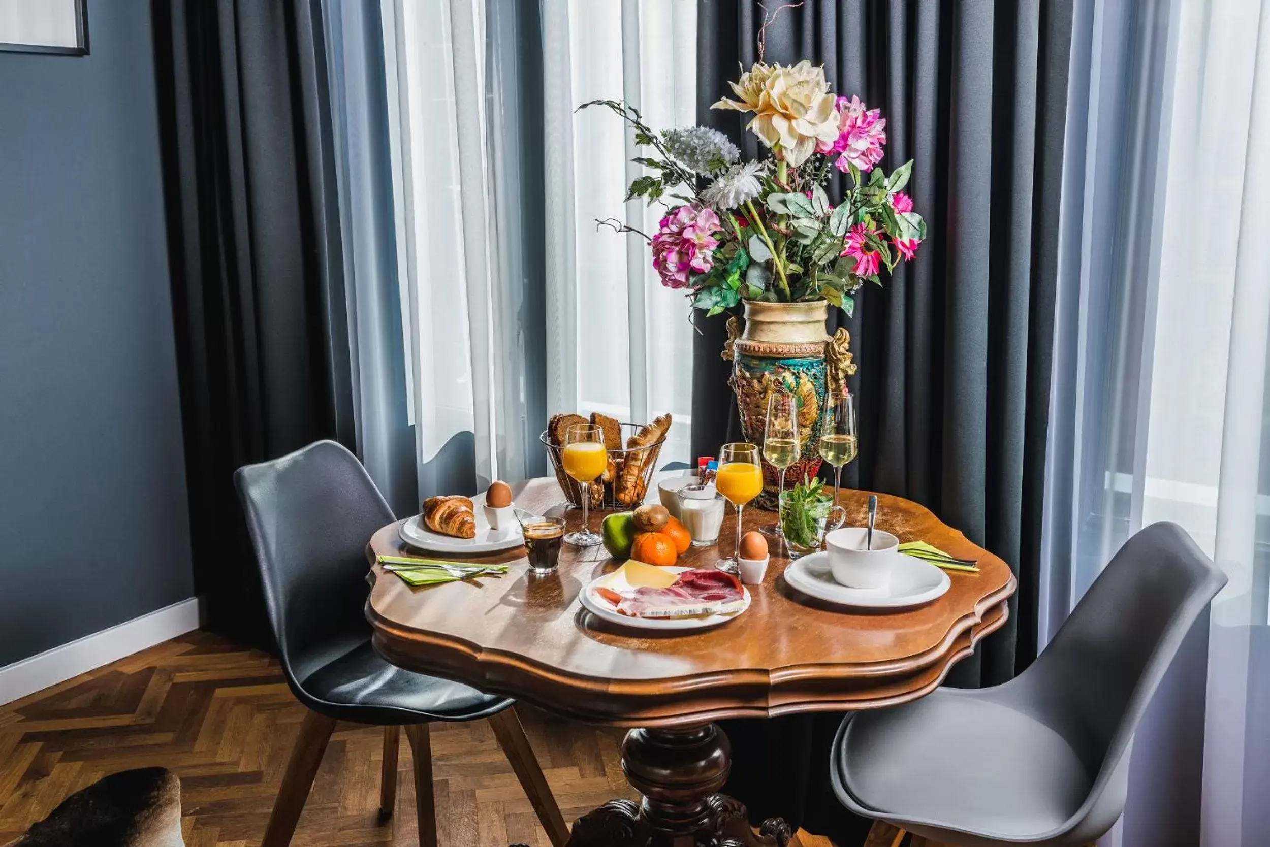 Food close-up, Dining Area in Hotel Sleep-Inn Box 5