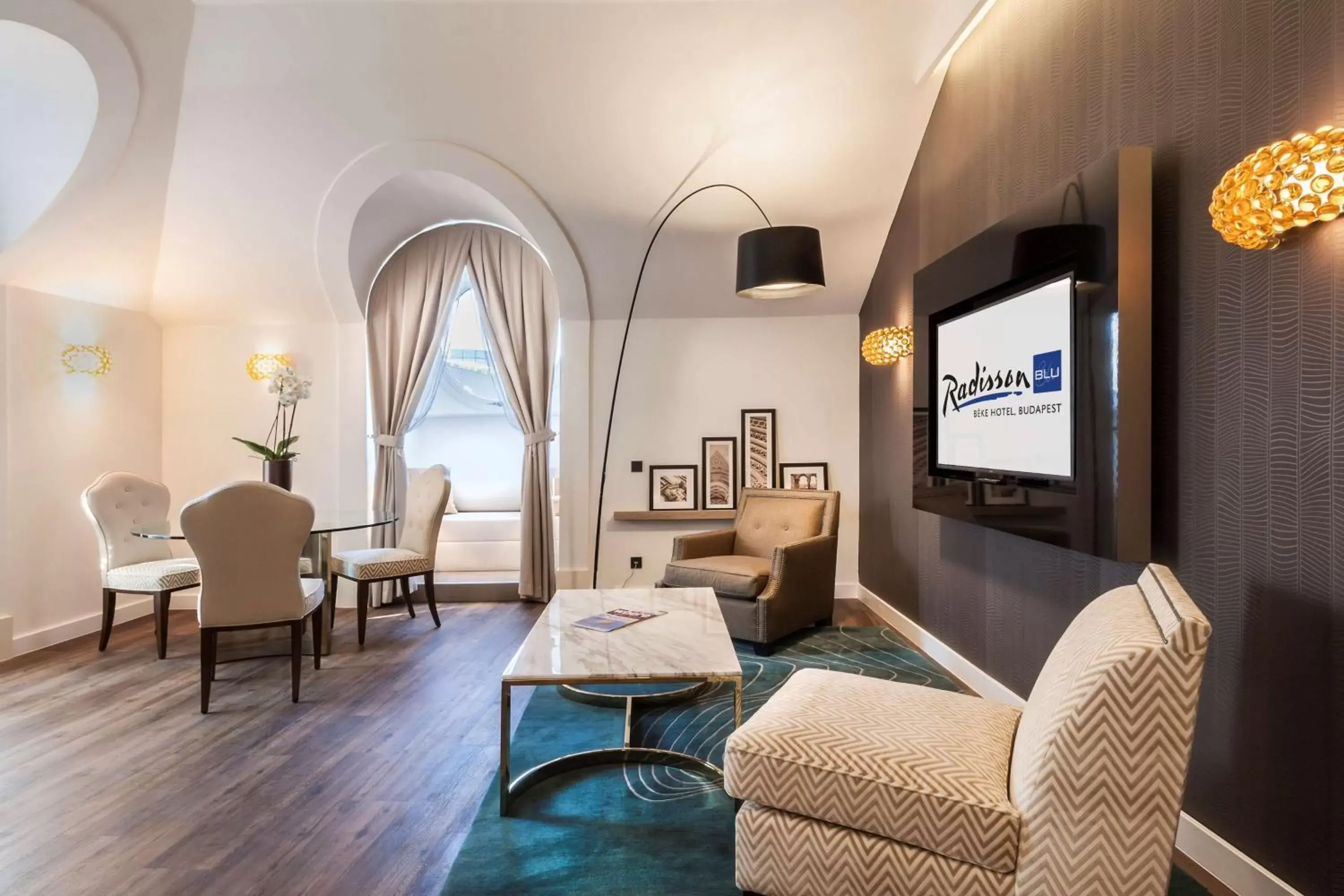 Living room, Seating Area in Radisson Blu Béke Hotel, Budapest