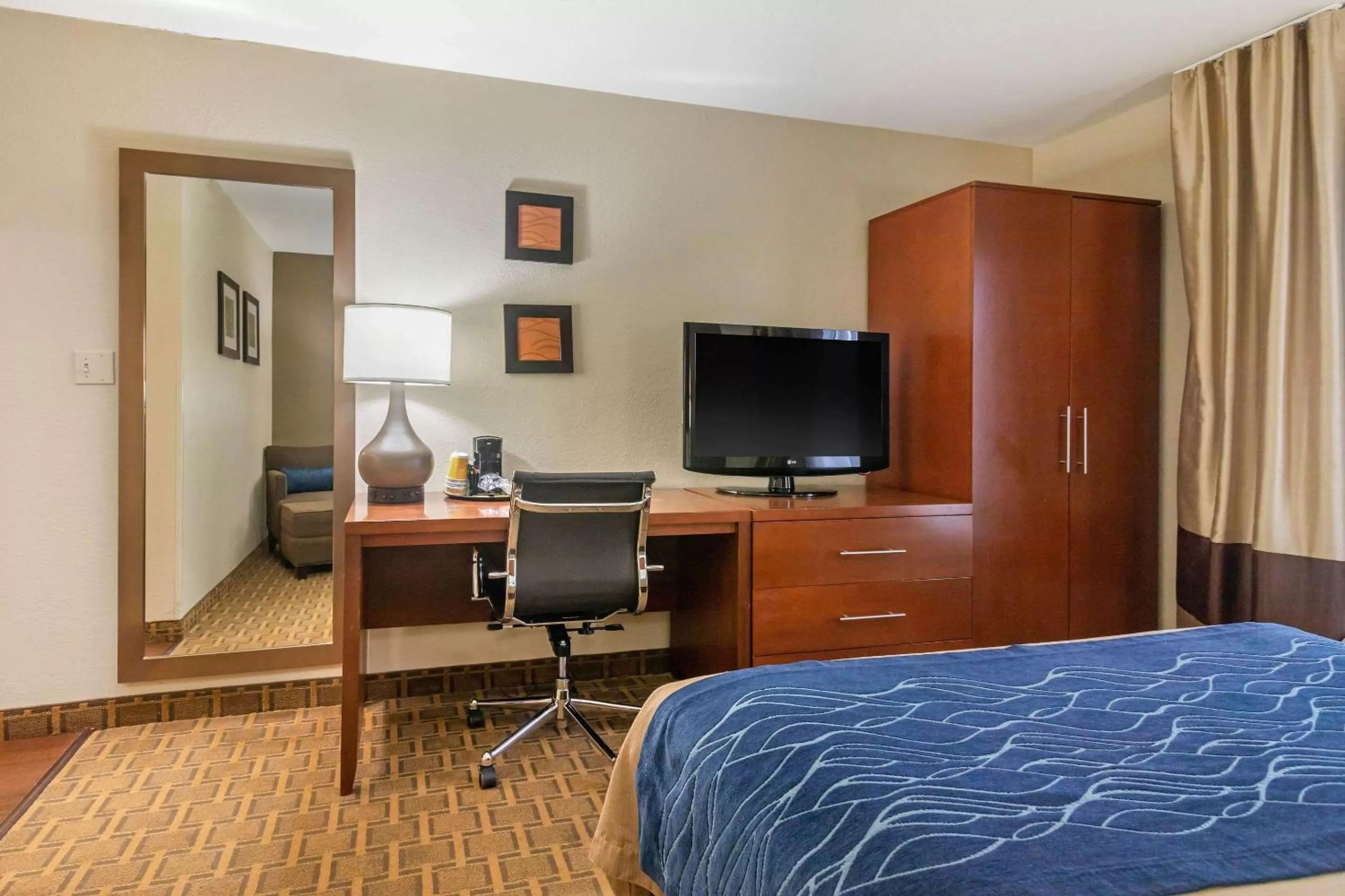 Photo of the whole room, Bed in Comfort Inn & Suites Springfield I-44