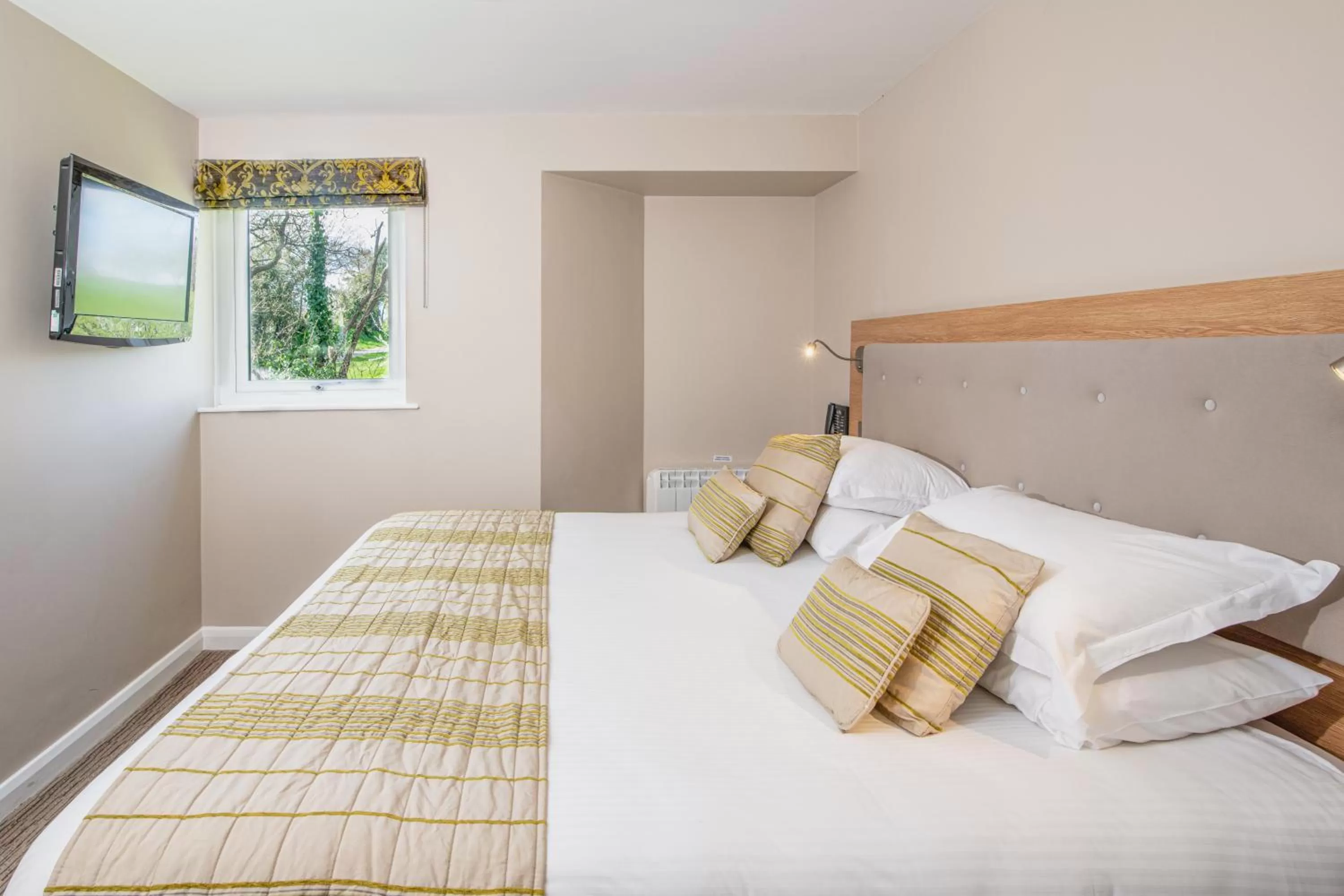 Bedroom, Bed in China Fleet Country Club