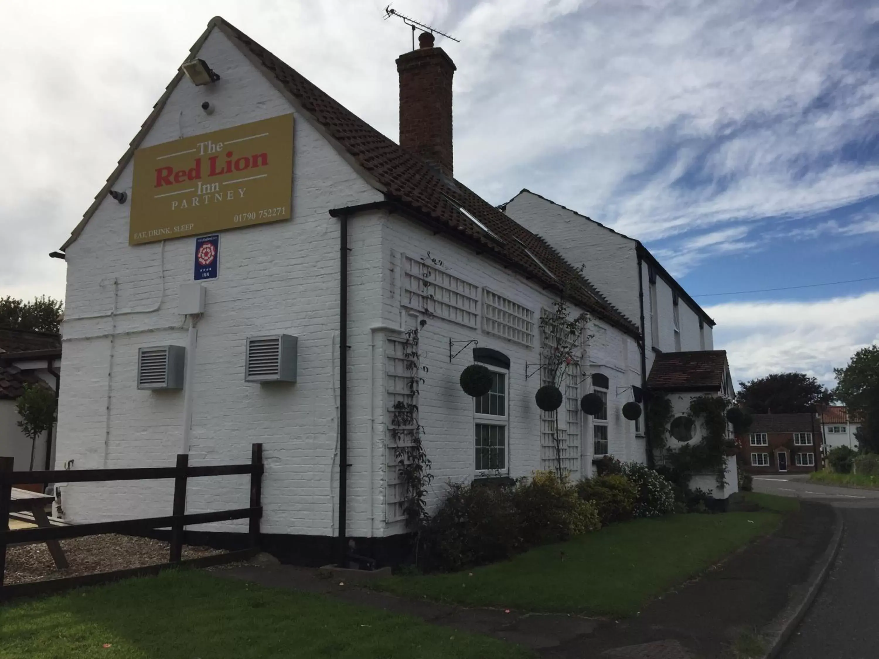 Facade/entrance, Property Building in The Red Lion Inn