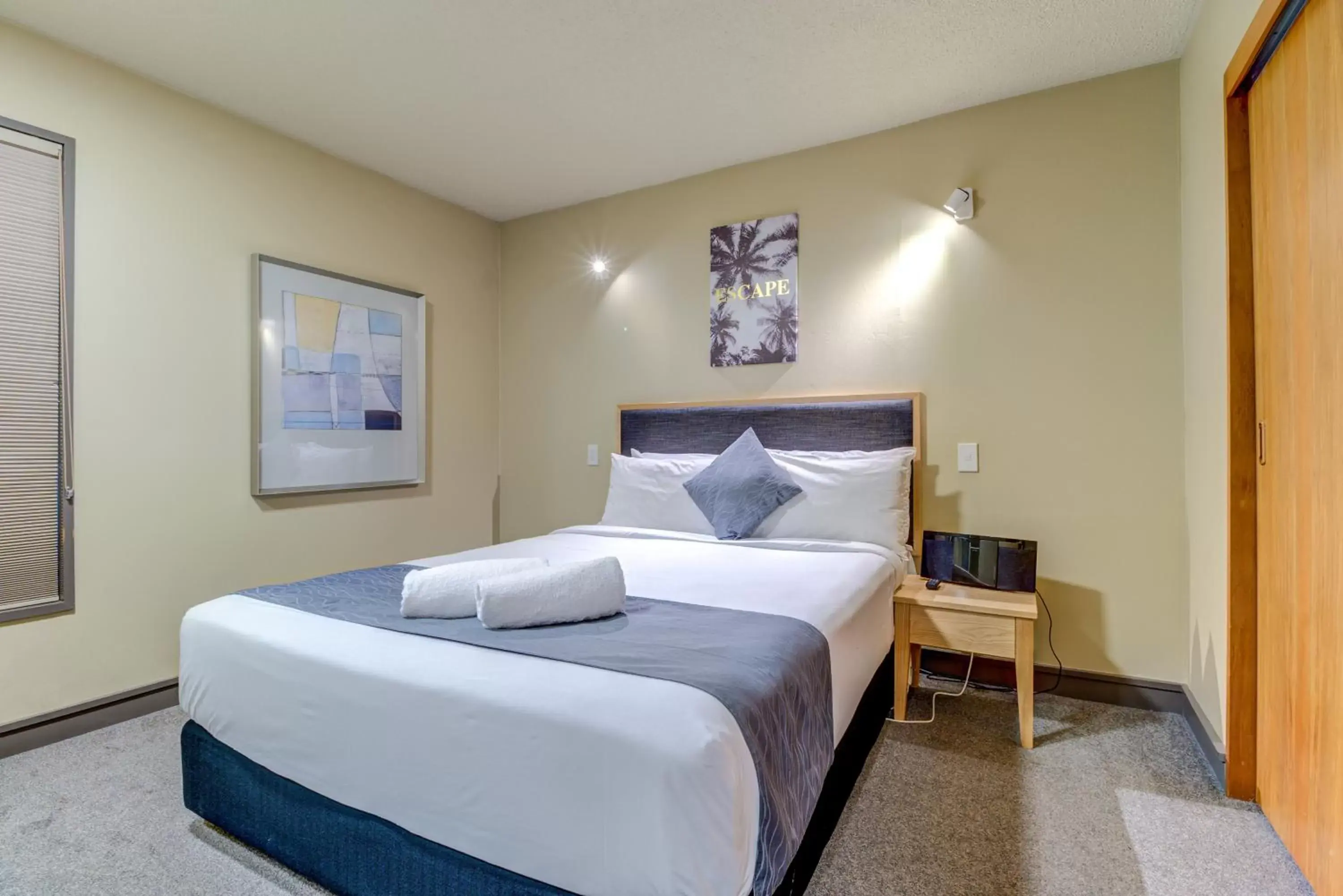 Bedroom, Bed in The Lofts Apartments