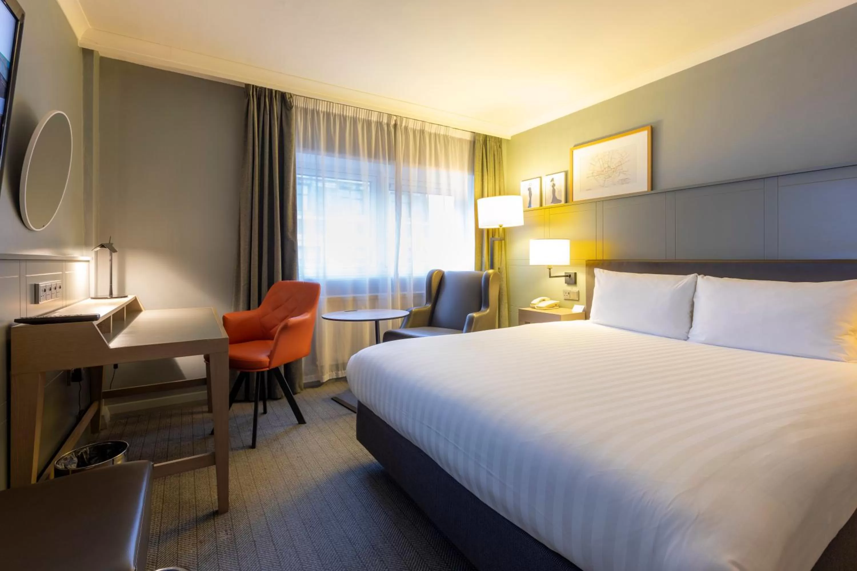 Photo of the whole room, Bed in Holiday Inn London - Regent's Park by IHG