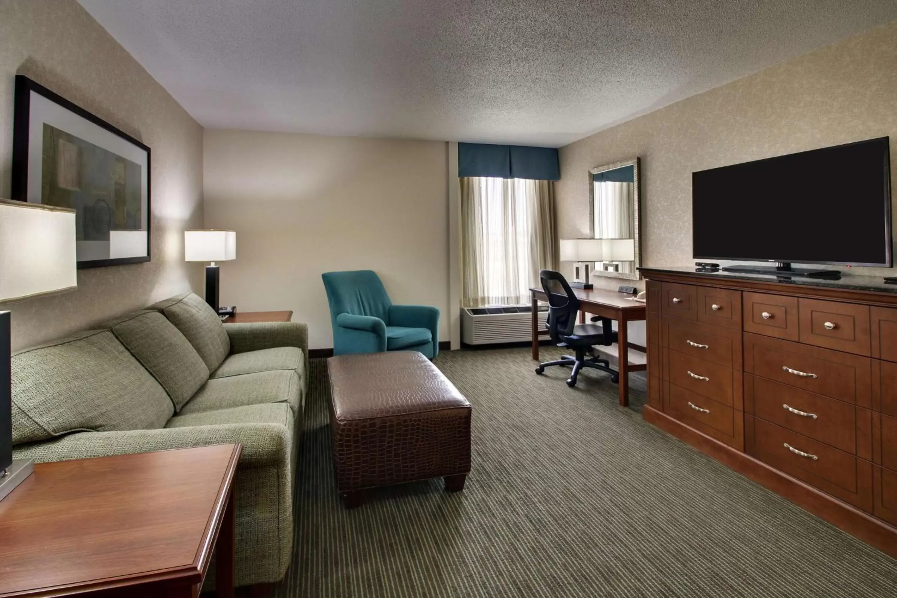 Photo of the whole room, Seating Area in Drury Inn & Suites Cape Girardeau