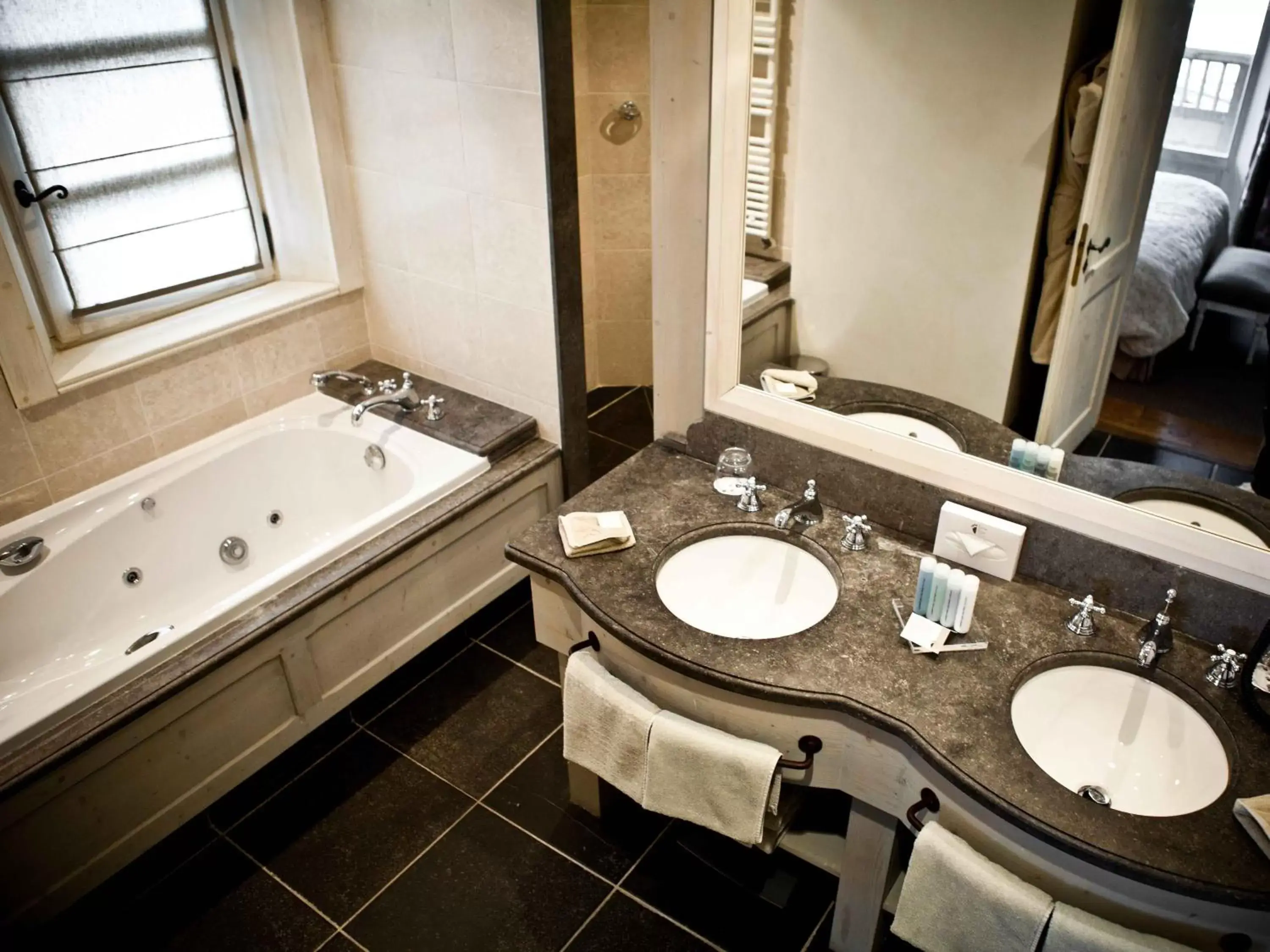 Bathroom in Hôtel Les Barmes De l'Ours