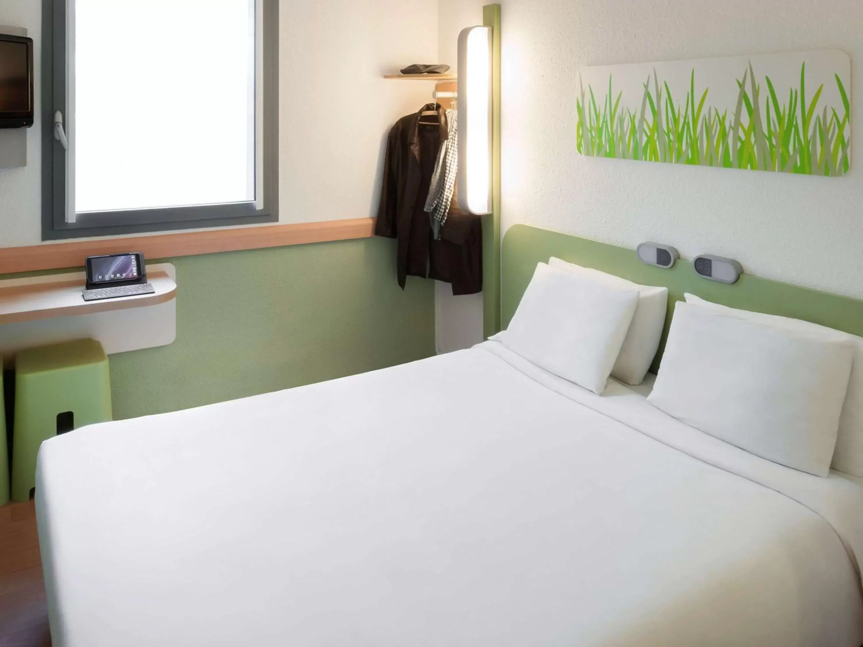 Photo of the whole room, Bed in ibis Budget Brussels South Ruisbroek