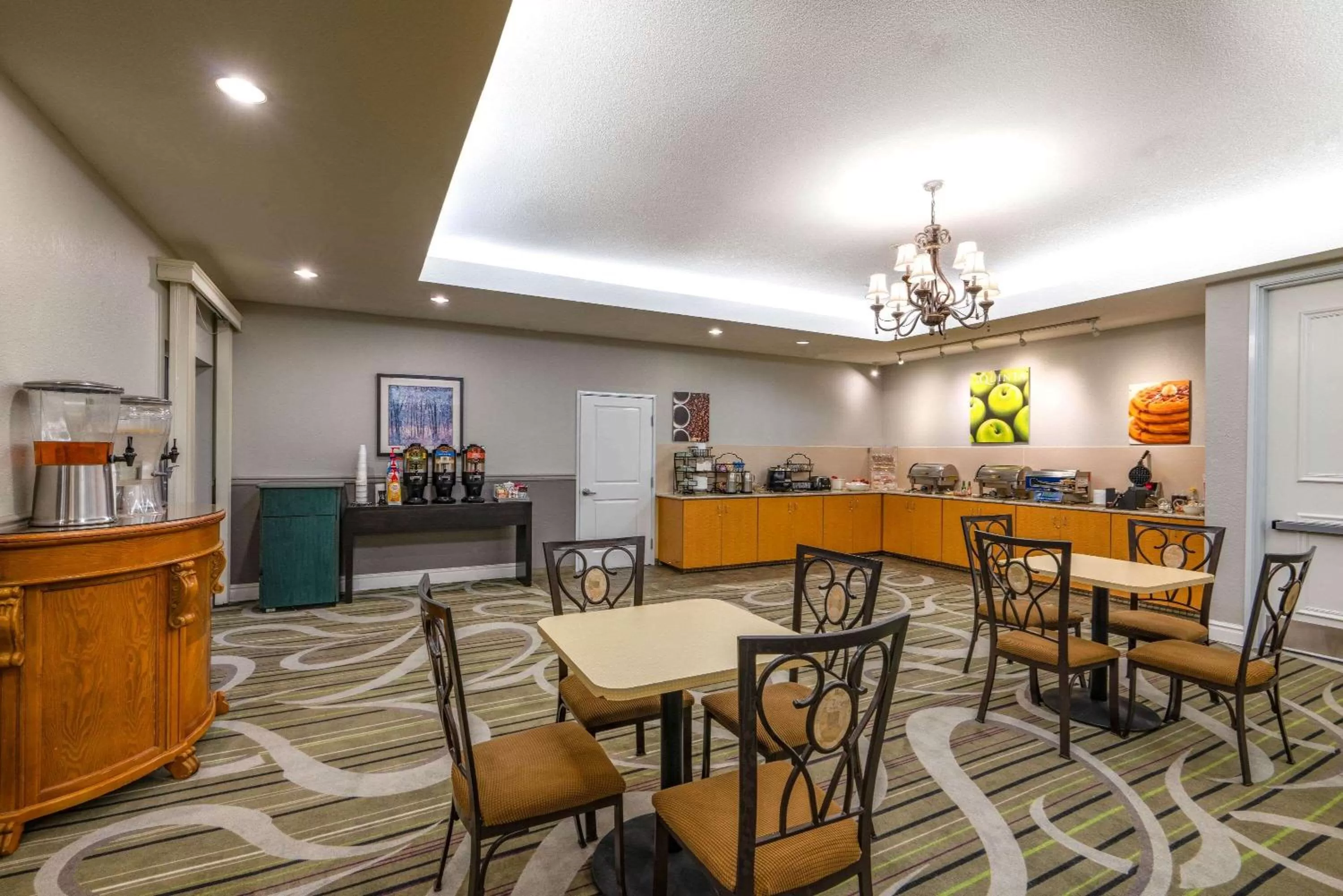 Restaurant/places to eat in La Quinta Inn & Suites by Wyndham Loveland Estes Park