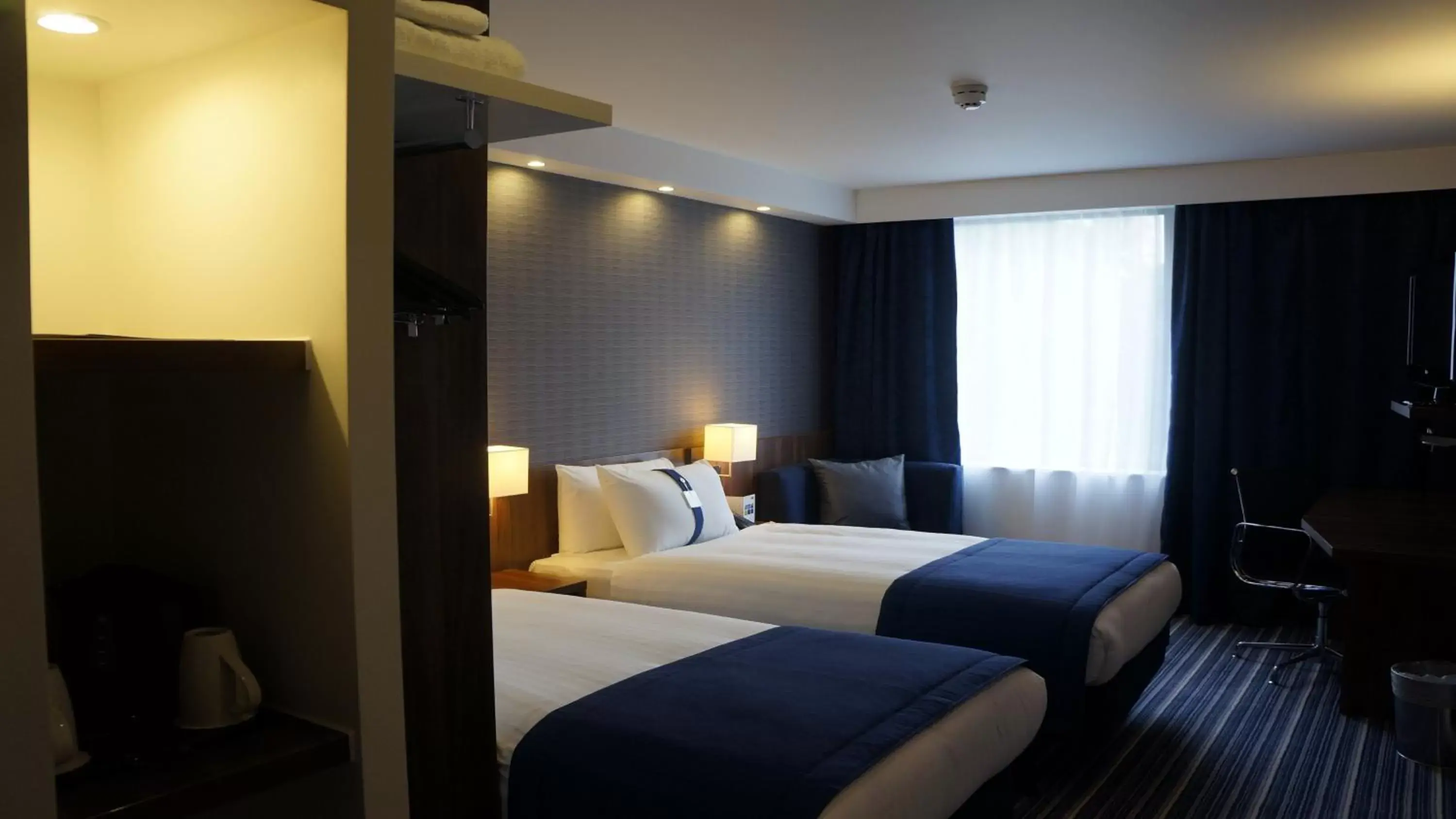 Photo of the whole room, Bed in Holiday Inn Express Earls Court, an IHG Hotel
