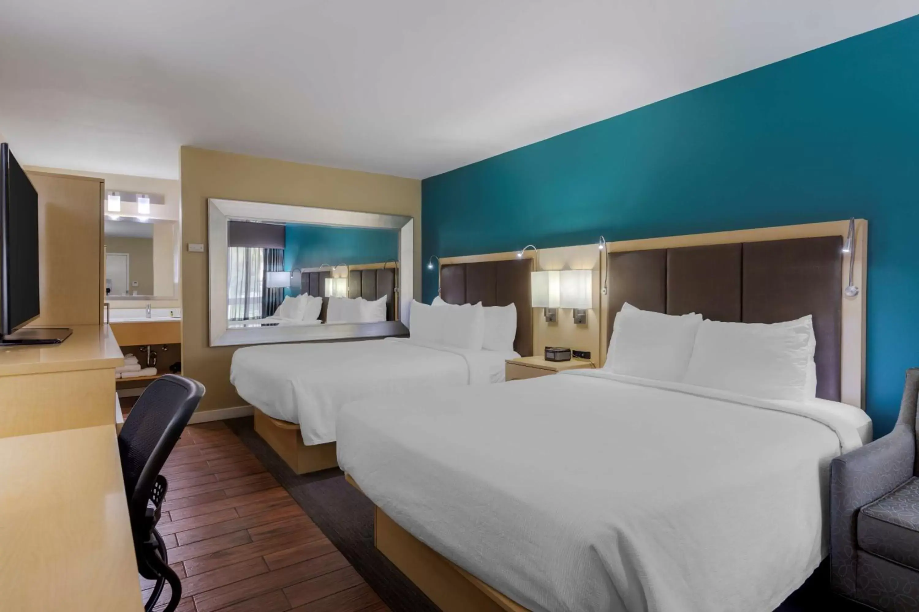 Bedroom, Bed in Best Western Plus South Coast Inn