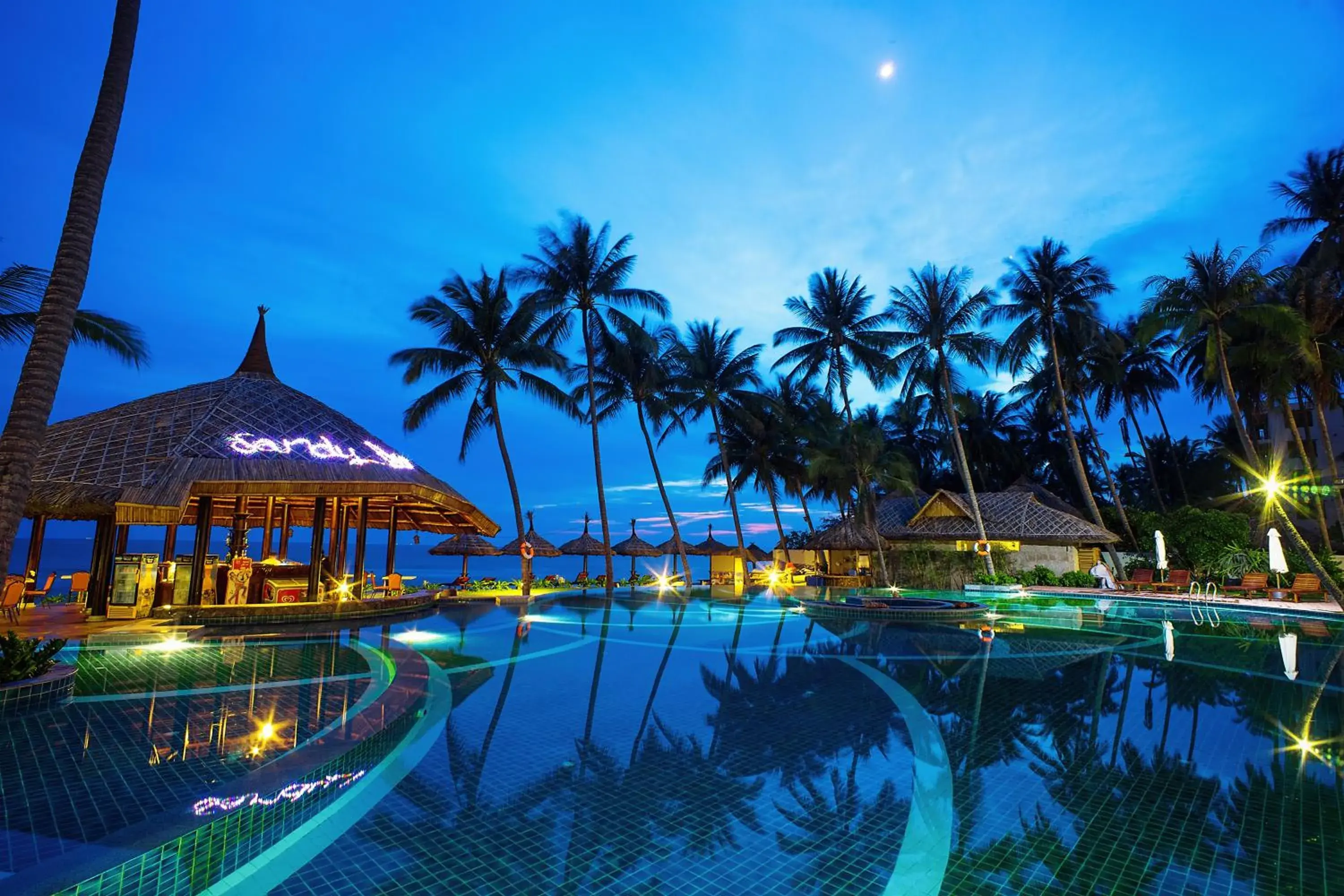 Lounge or bar, Swimming Pool in Muong Thanh Holiday Mui Ne Hotel