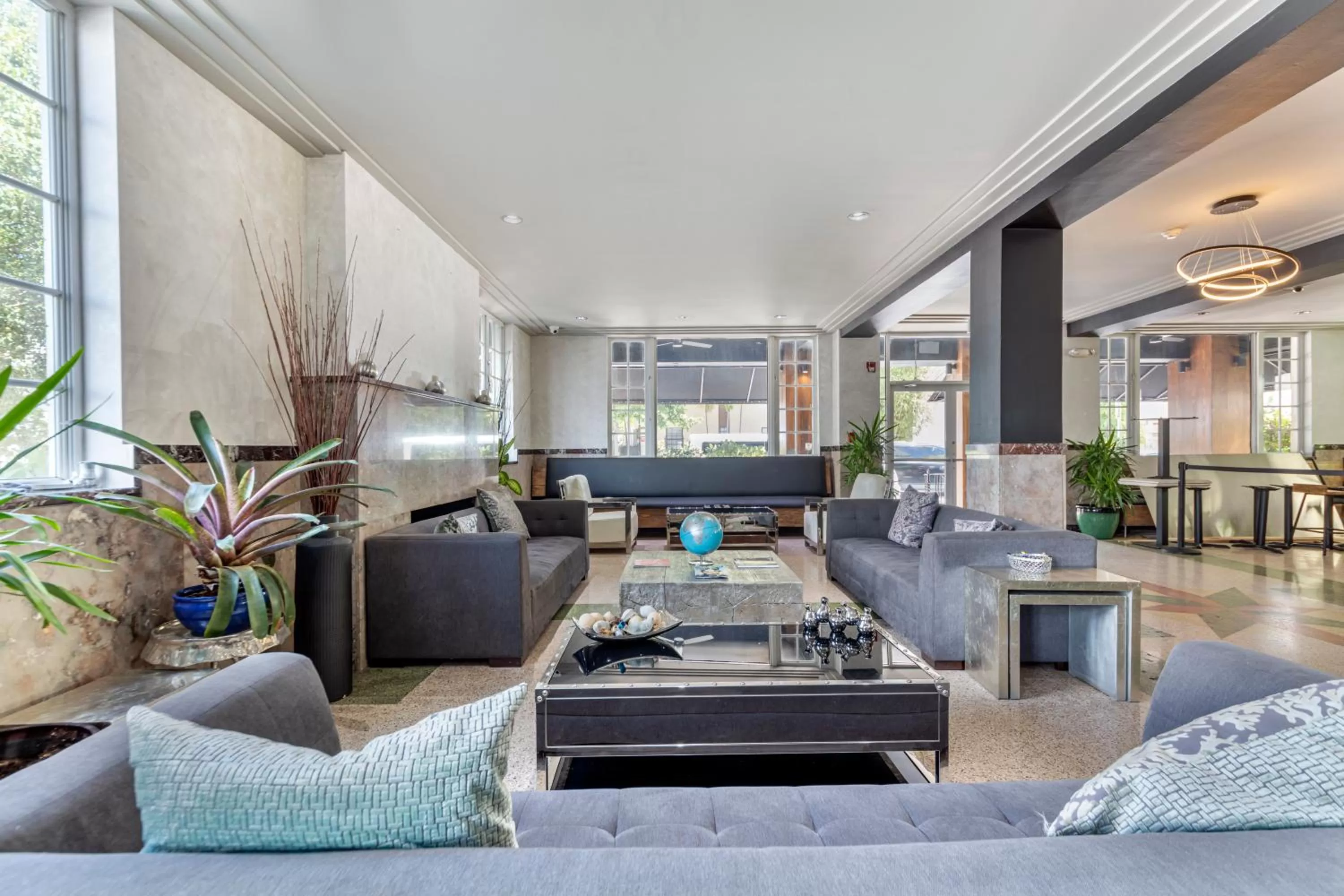 Lobby or reception, Seating Area in La Flora by LuxUrban