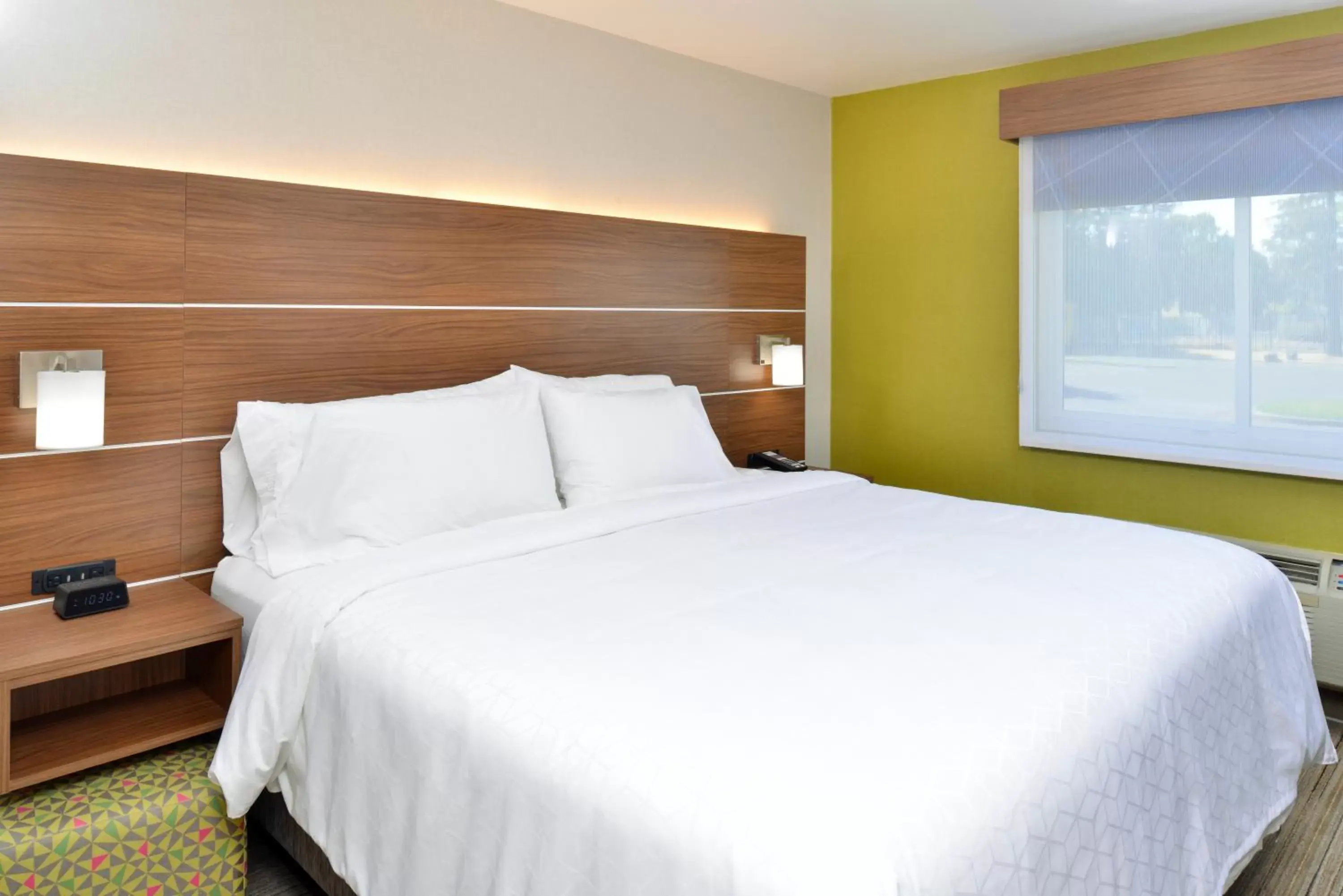 Guests, Bed in Holiday Inn Express - Santa Rosa North, an IHG Hotel