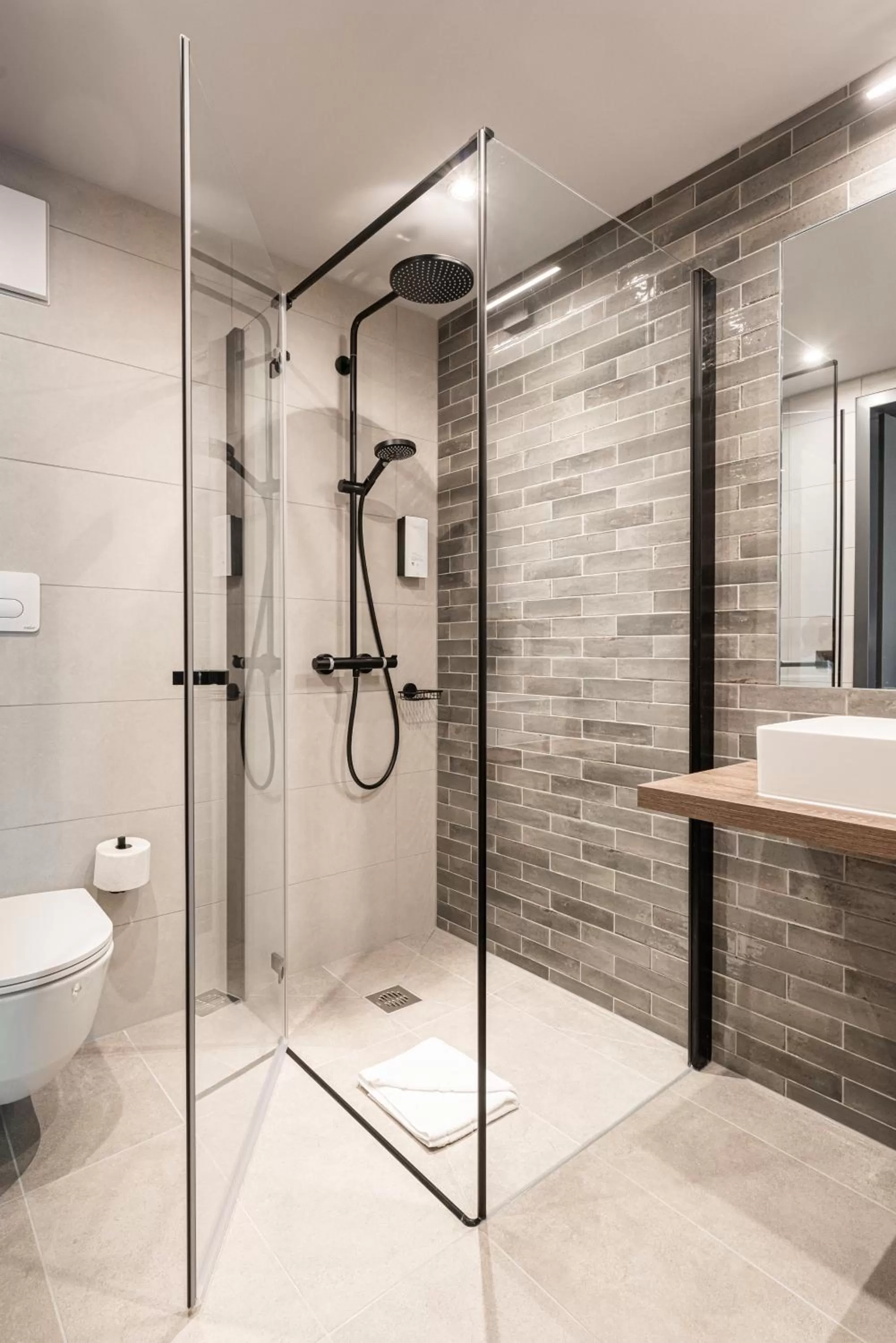 Shower in FreshSuites & Bar
