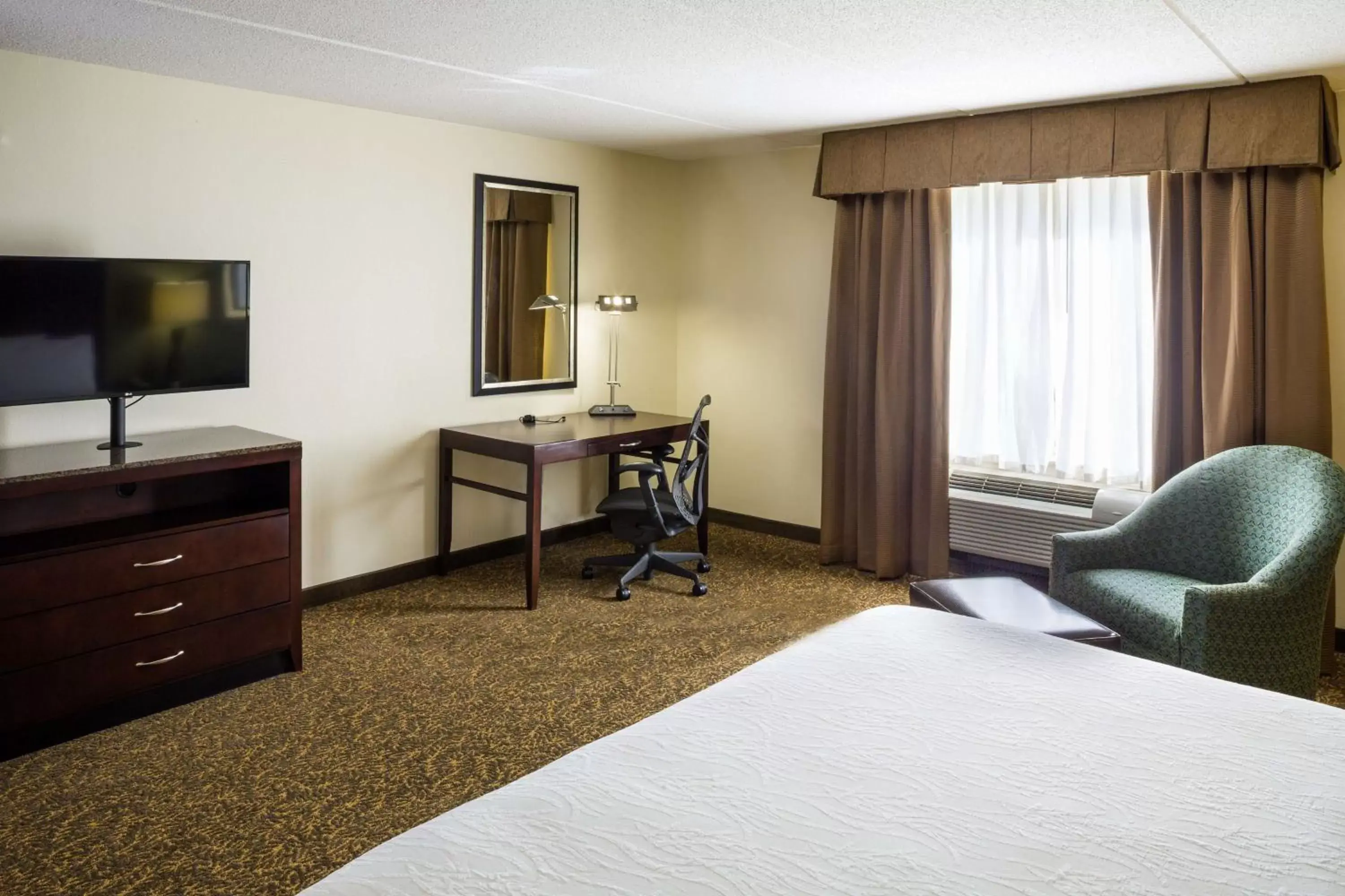 Bedroom, Bed in Hilton Garden Inn Hampton Coliseum Central