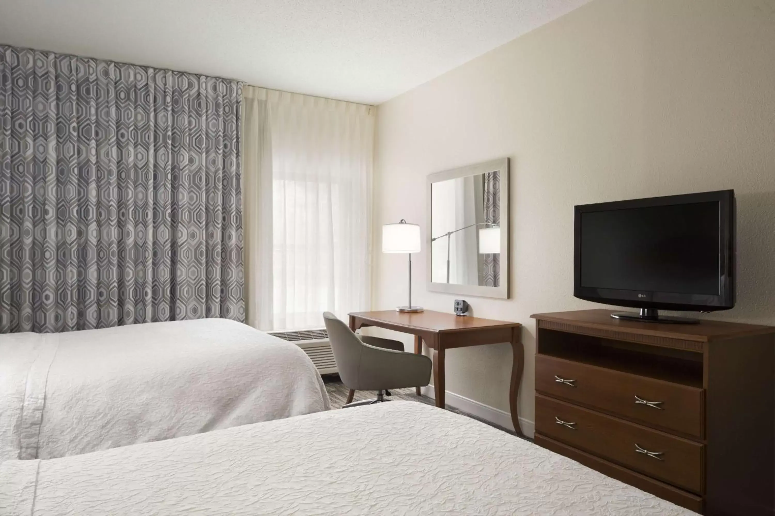 Bed, TV/Entertainment Center in Hampton Inn Findlay