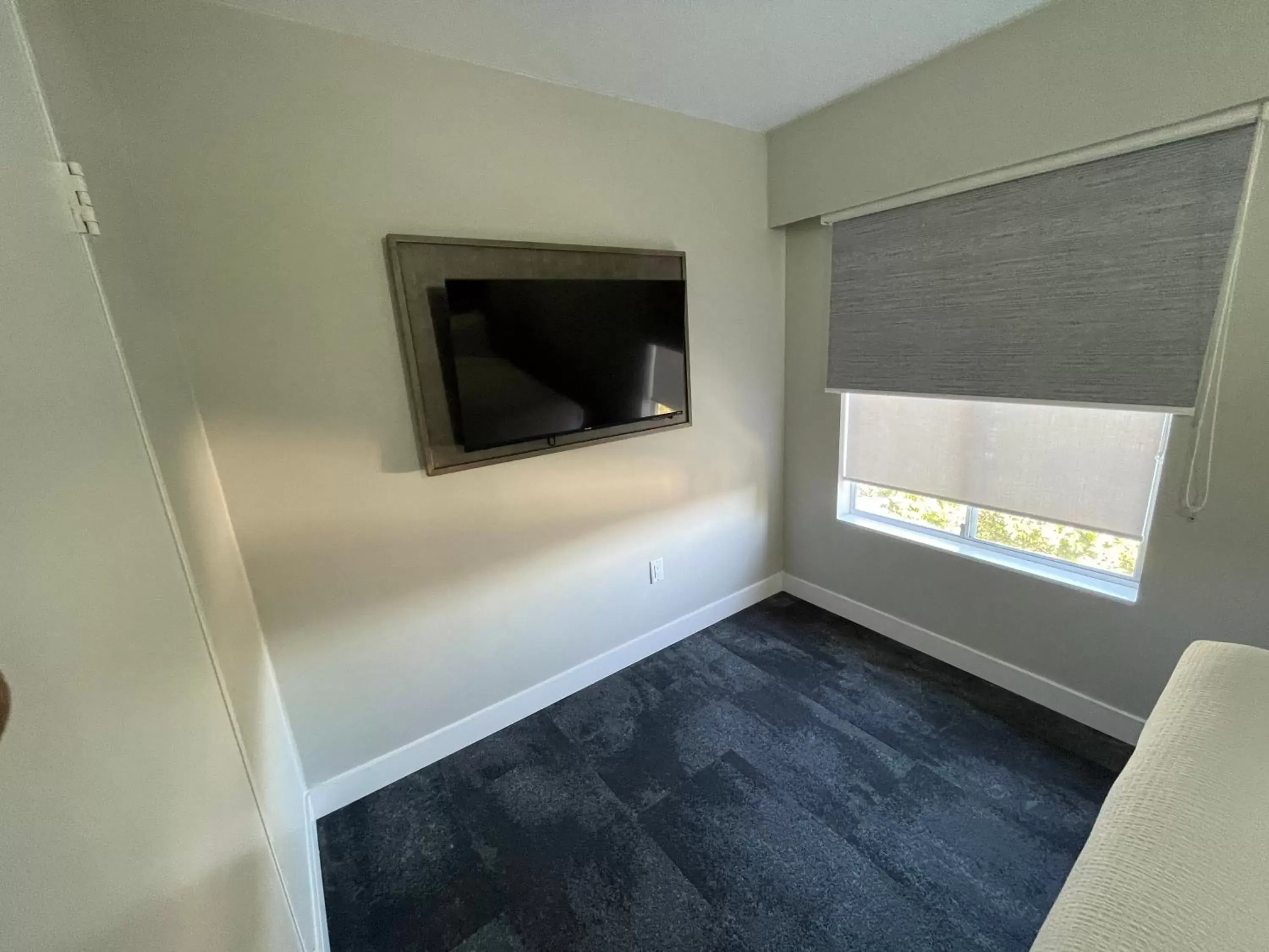 Bedroom, TV/Entertainment Center in The Vic, Ascend Hotel Collection