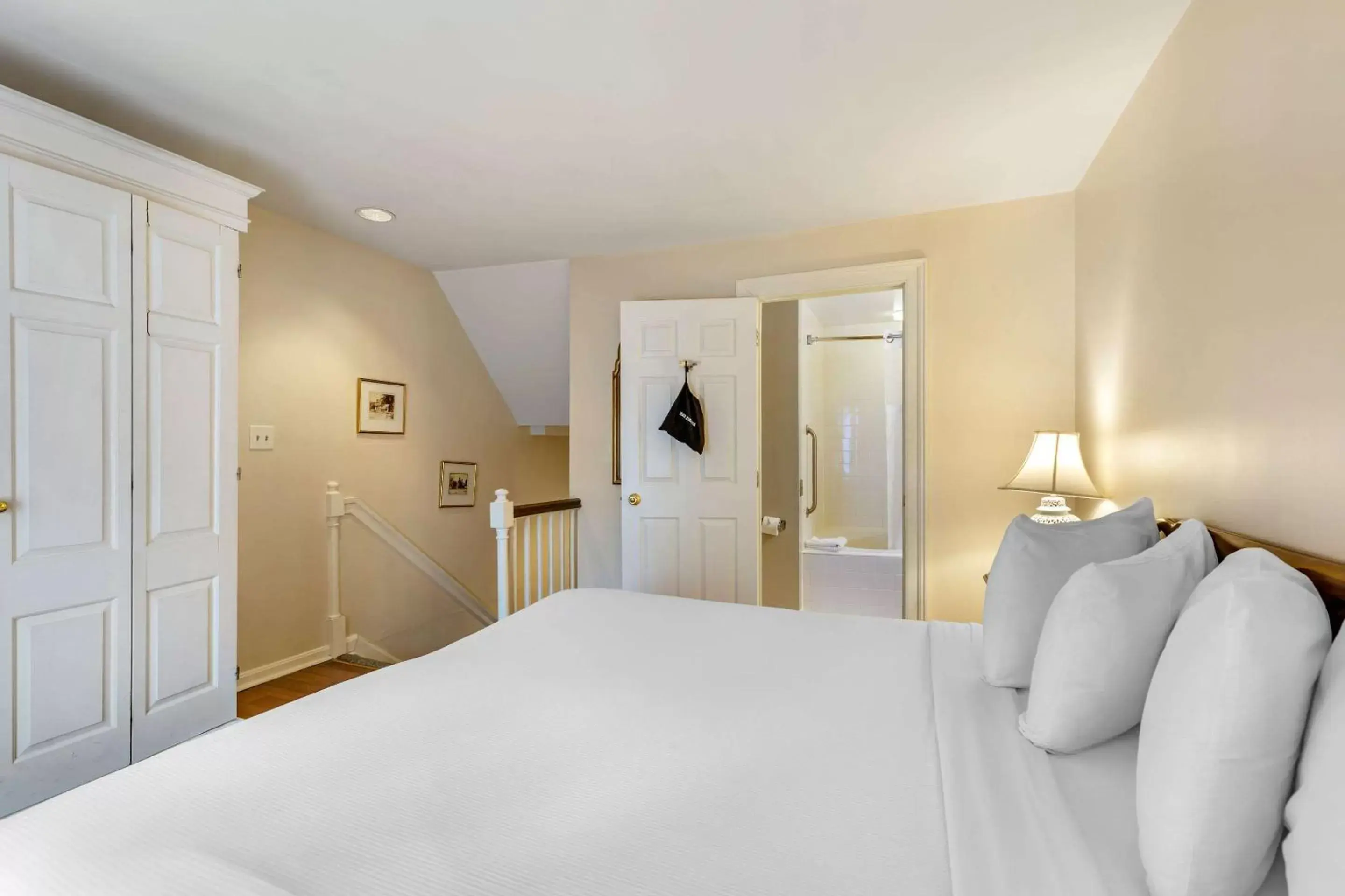 Bedroom, Bed in Admiral Fell Inn Baltimore Harbor, Ascend Hotel Collection