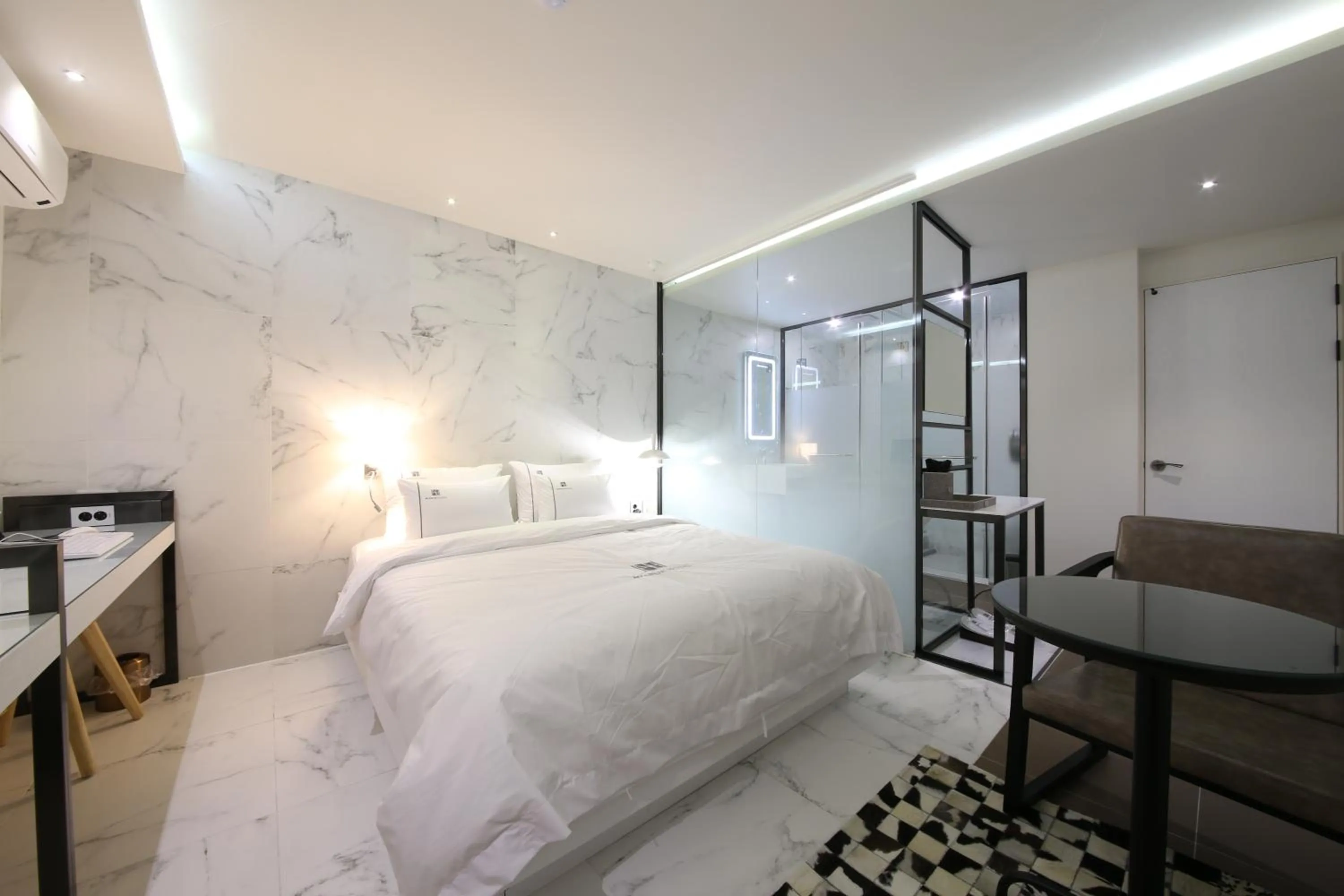 Bedroom, Bed in Avenue Hotel