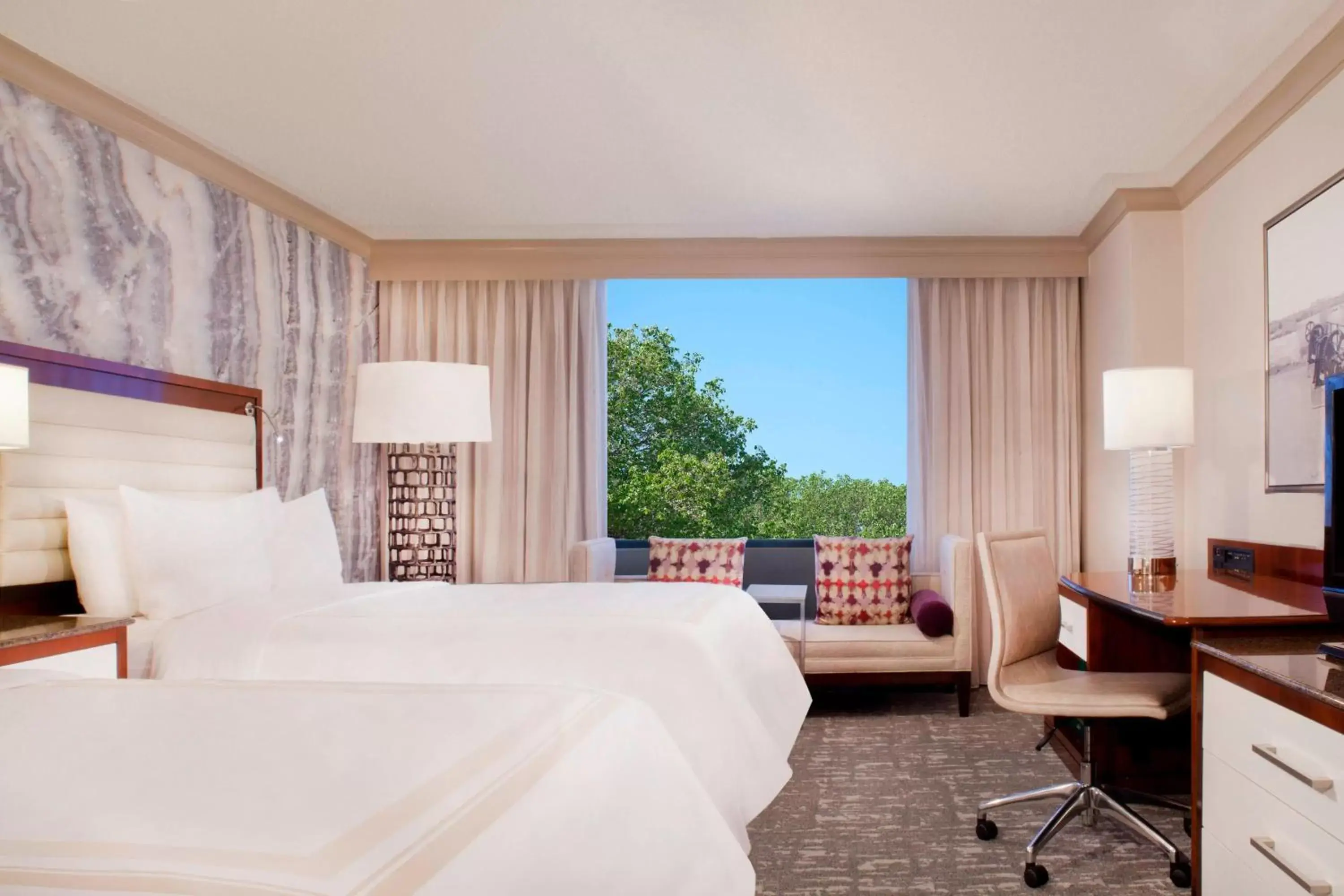 Photo of the whole room, Bed in Denver Airport Marriott at Gateway Park