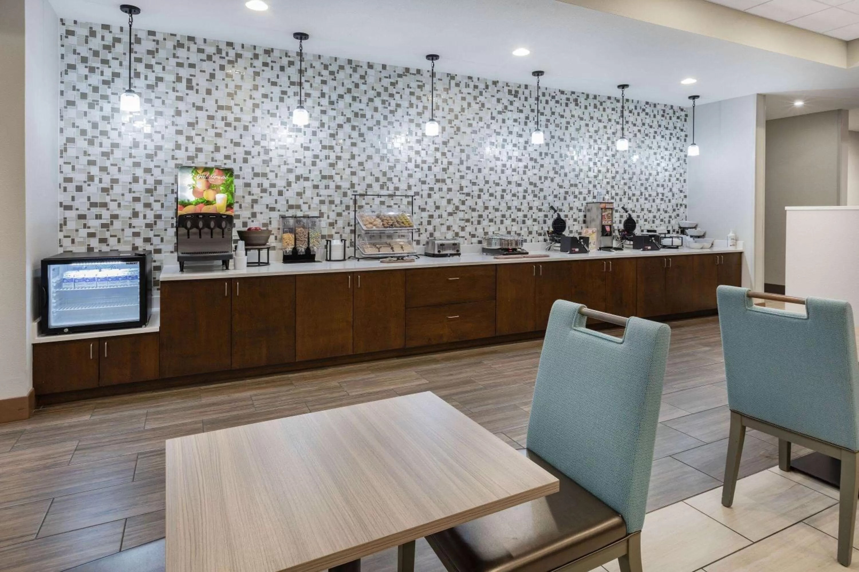 Breakfast in La Quinta Inn & Suites by Wyndham Jackson-Cape Girardeau