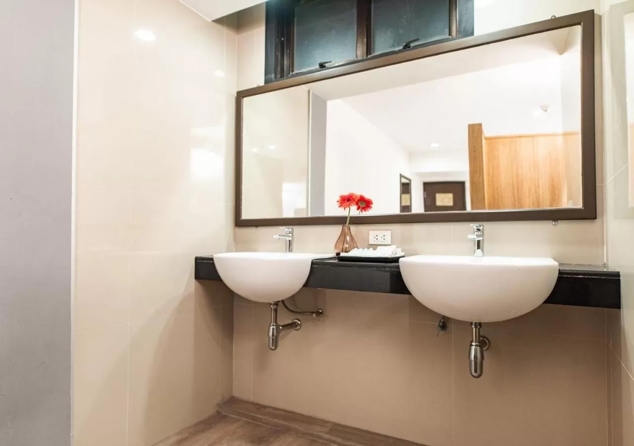 Bathroom in D&D Inn Khaosan