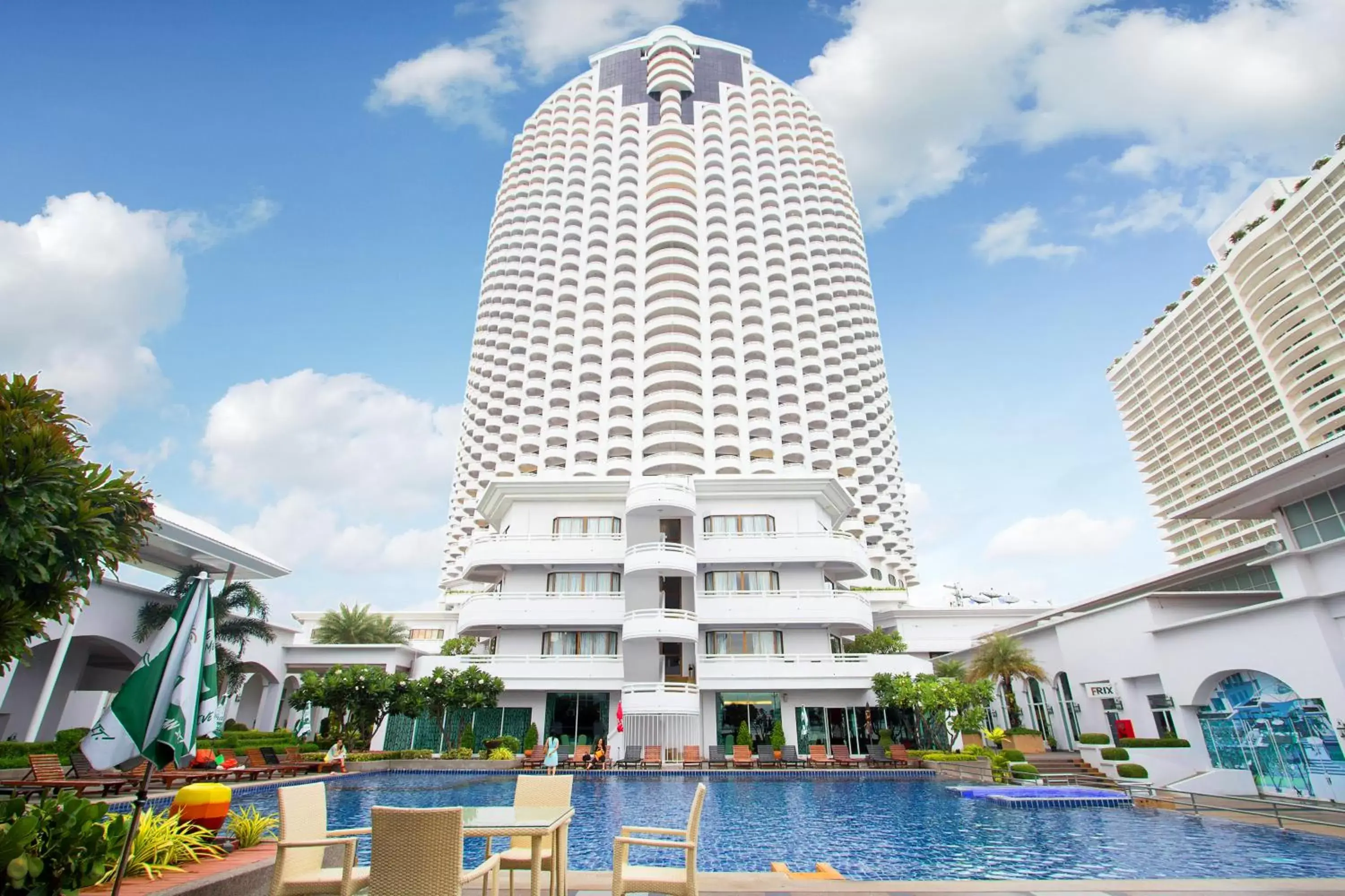 Property building, Swimming Pool in D Varee Jomtien Beach, Pattaya