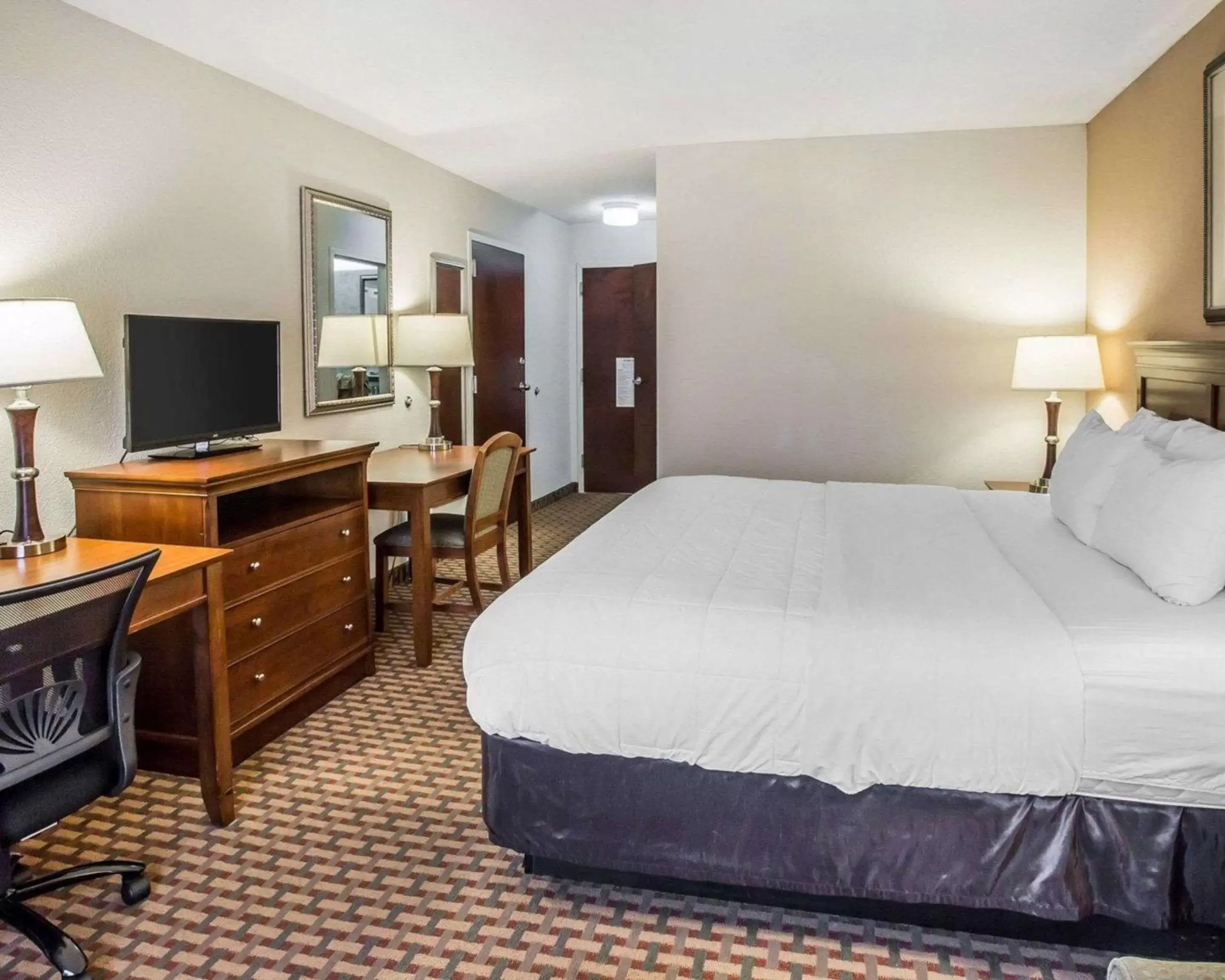 Photo of the whole room, Bed in Quality Inn & Suites Dawsonville