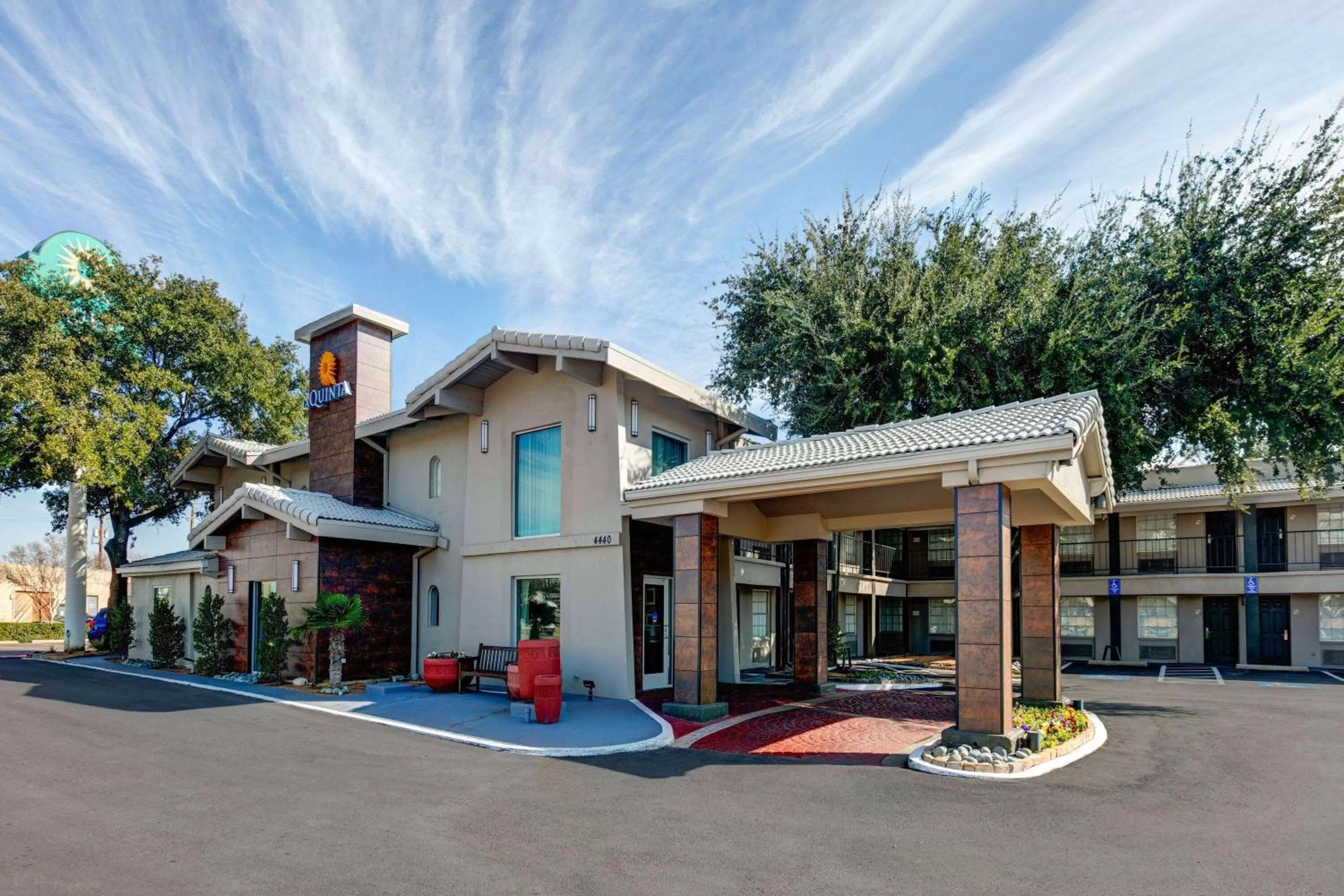 Property building in La Quinta Inn by Wyndham Dallas Uptown