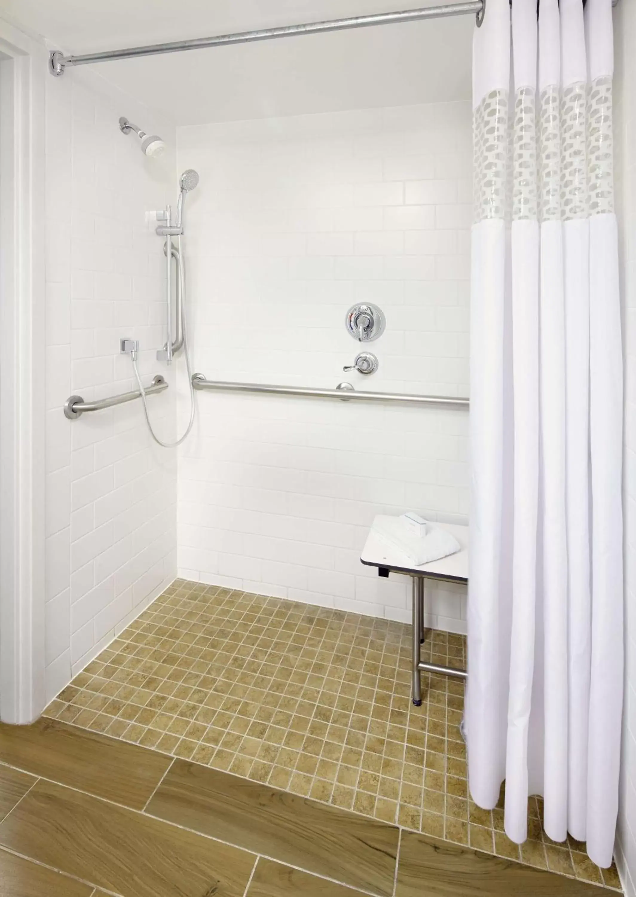 Bathroom in Hampton Inn Orlando Near Universal Blv/International Dr