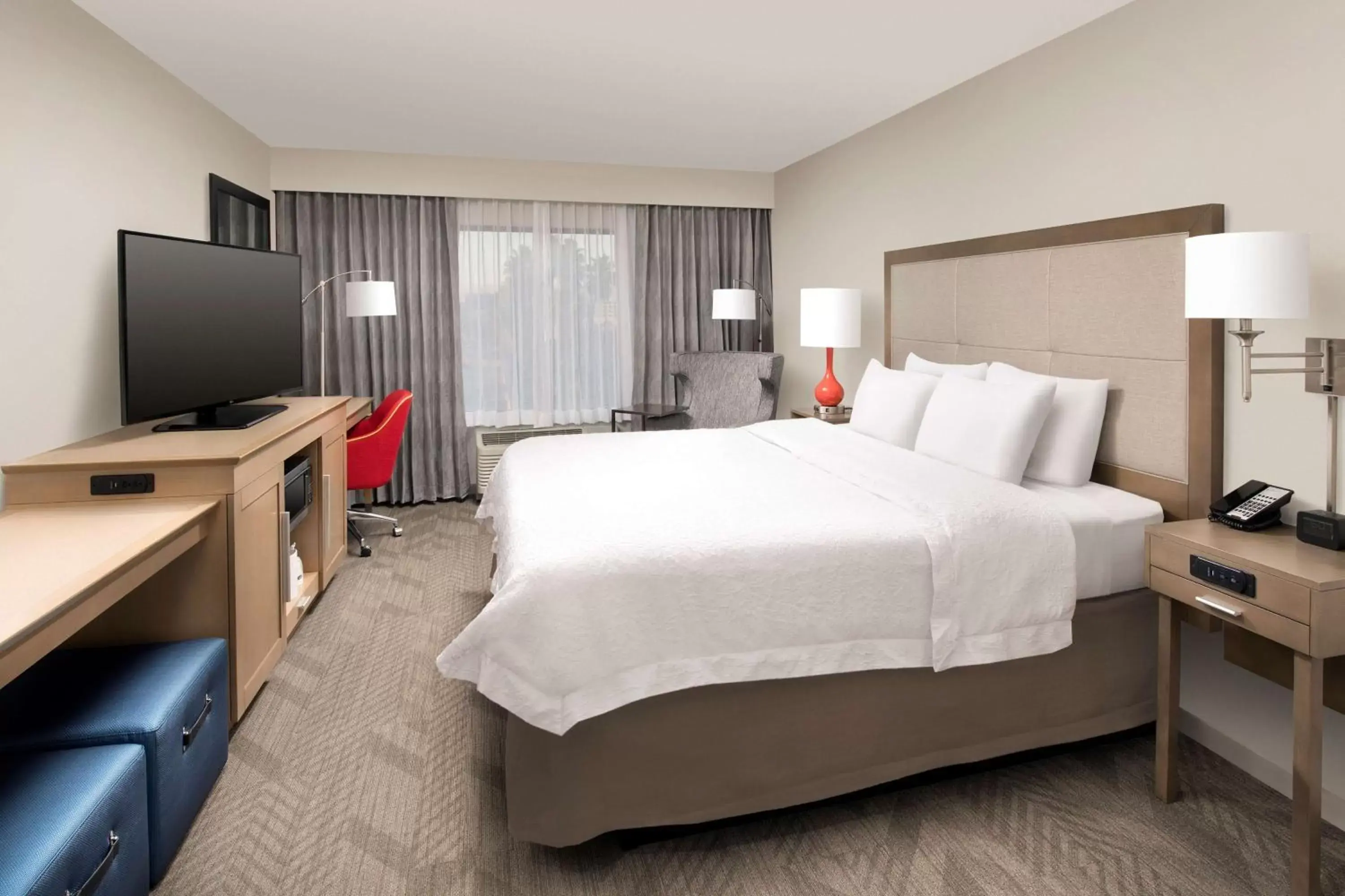 Bedroom in Hampton Inn & Suites Anaheim Garden Grove