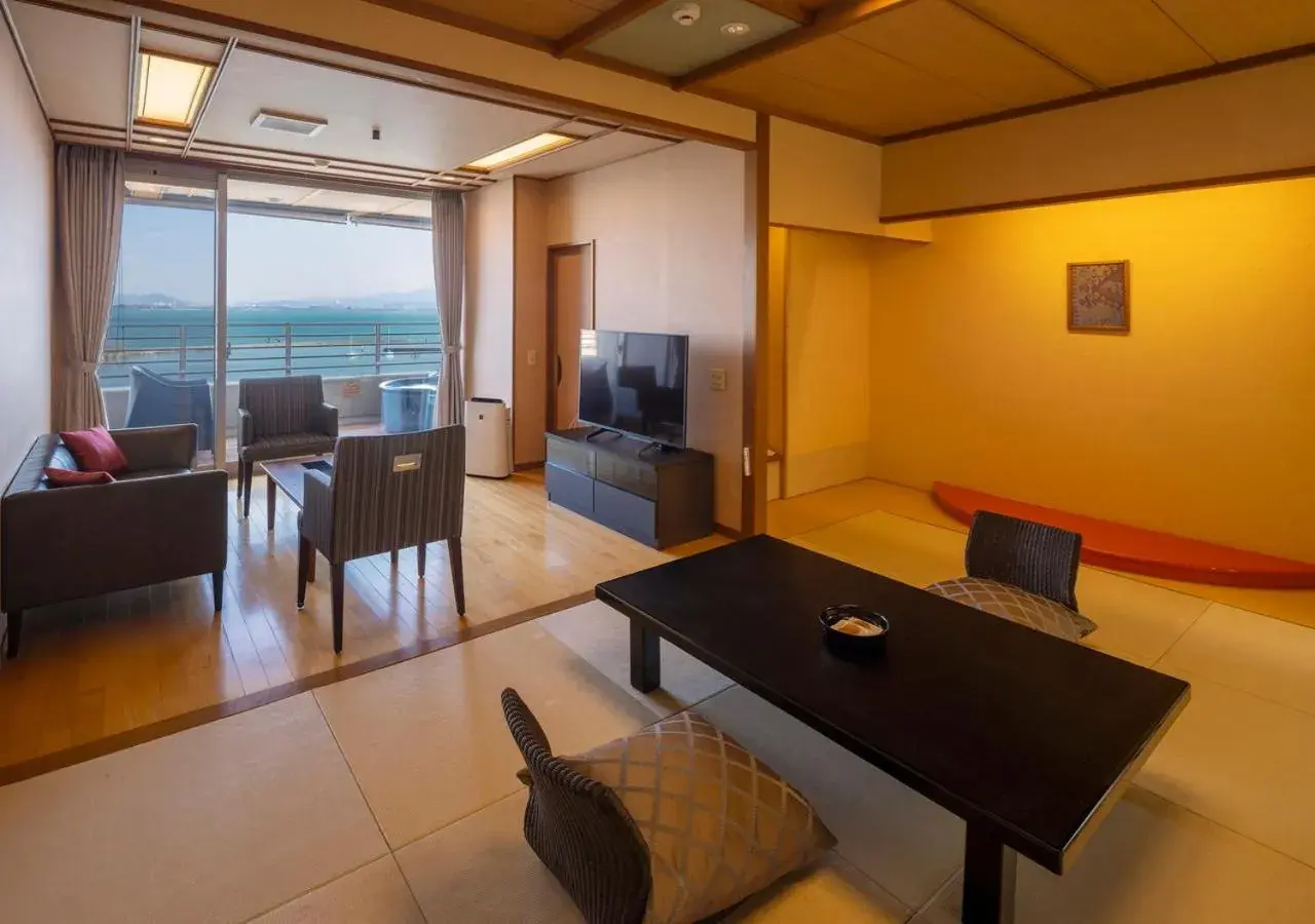 Photo of the whole room, Dining Area in Biwako Ryokusuitei