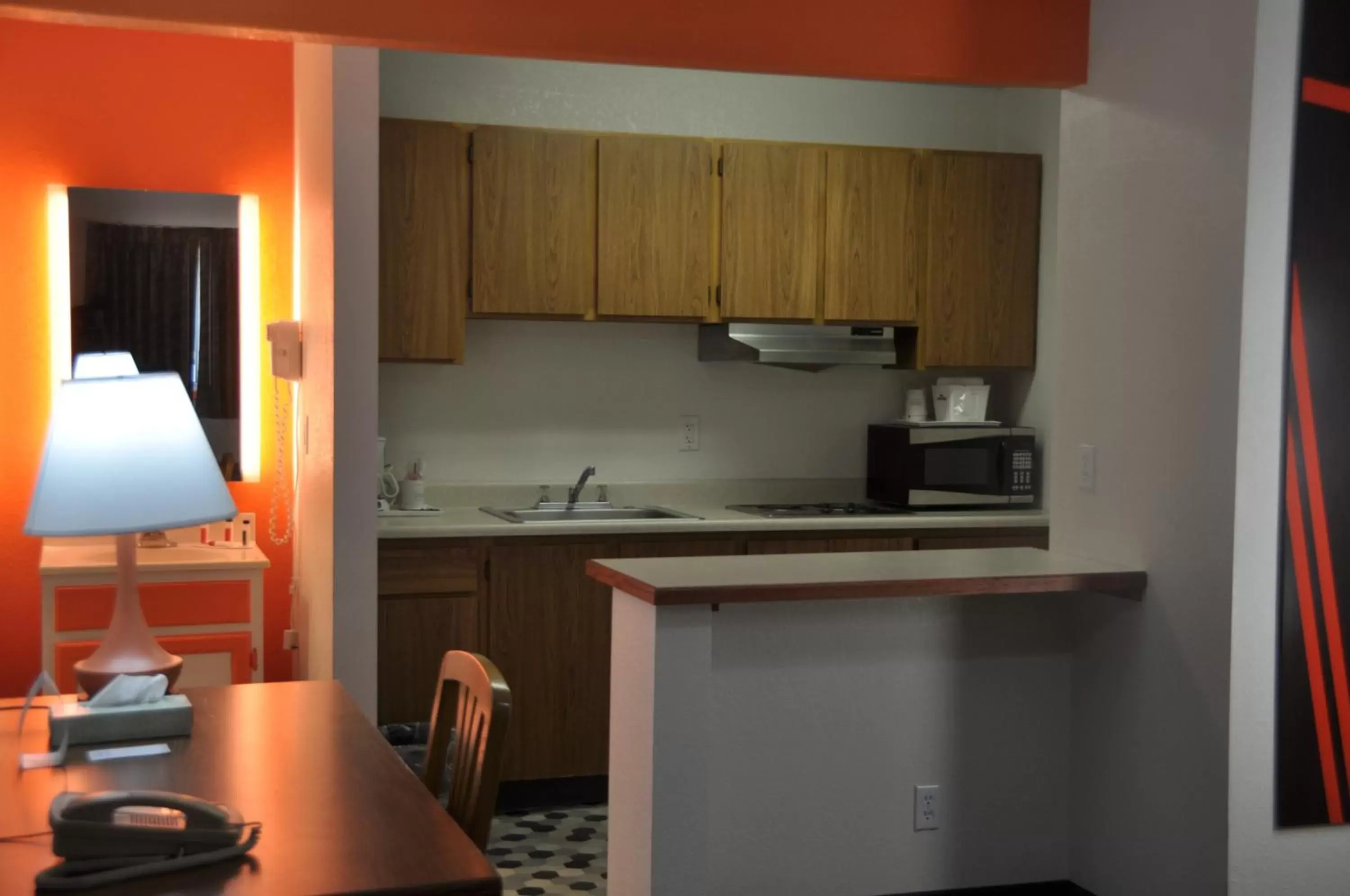 Kitchen/Kitchenette in Howard Johnson by Wyndham Roseburg