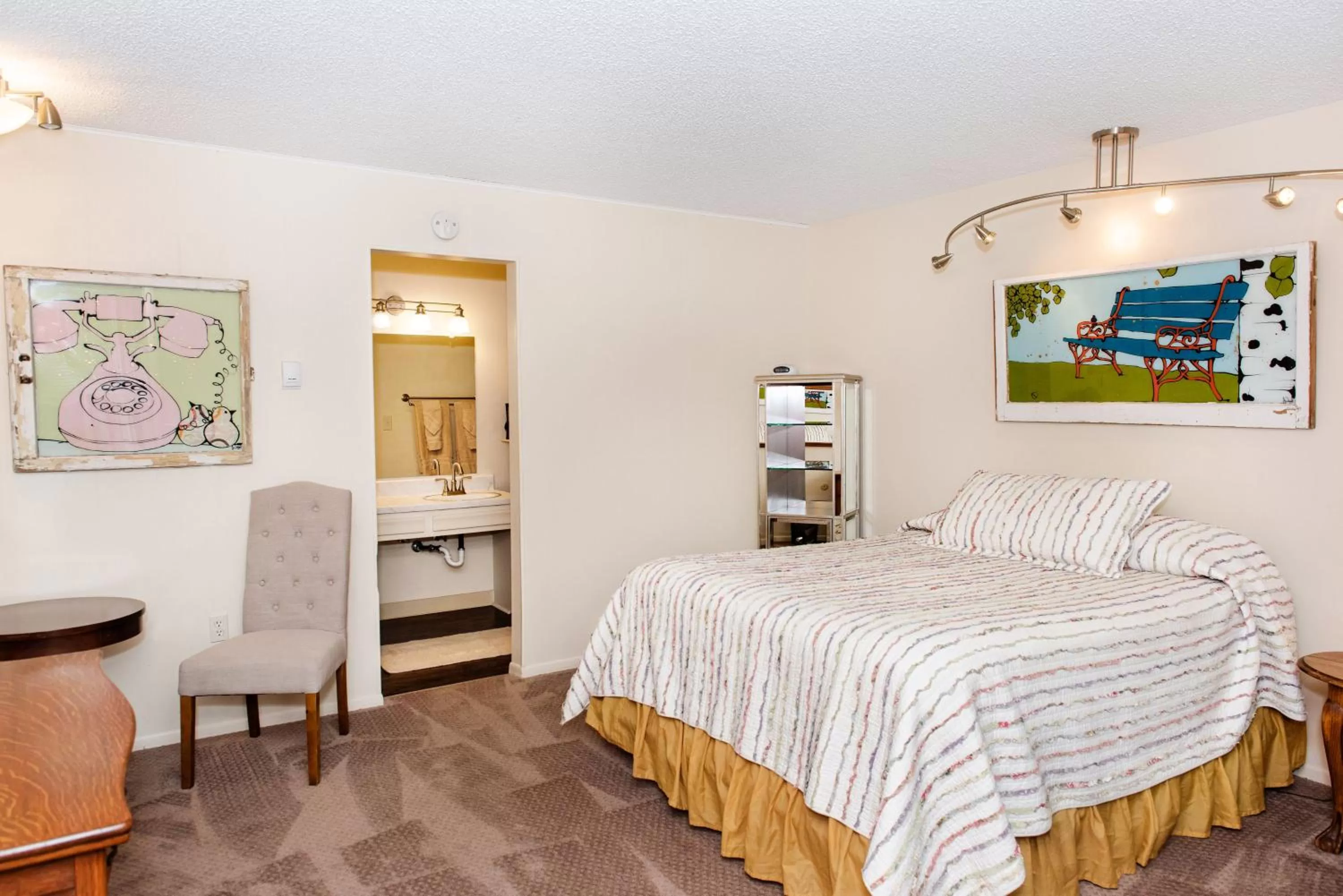 Bedroom, Bed in Red Wing Motel