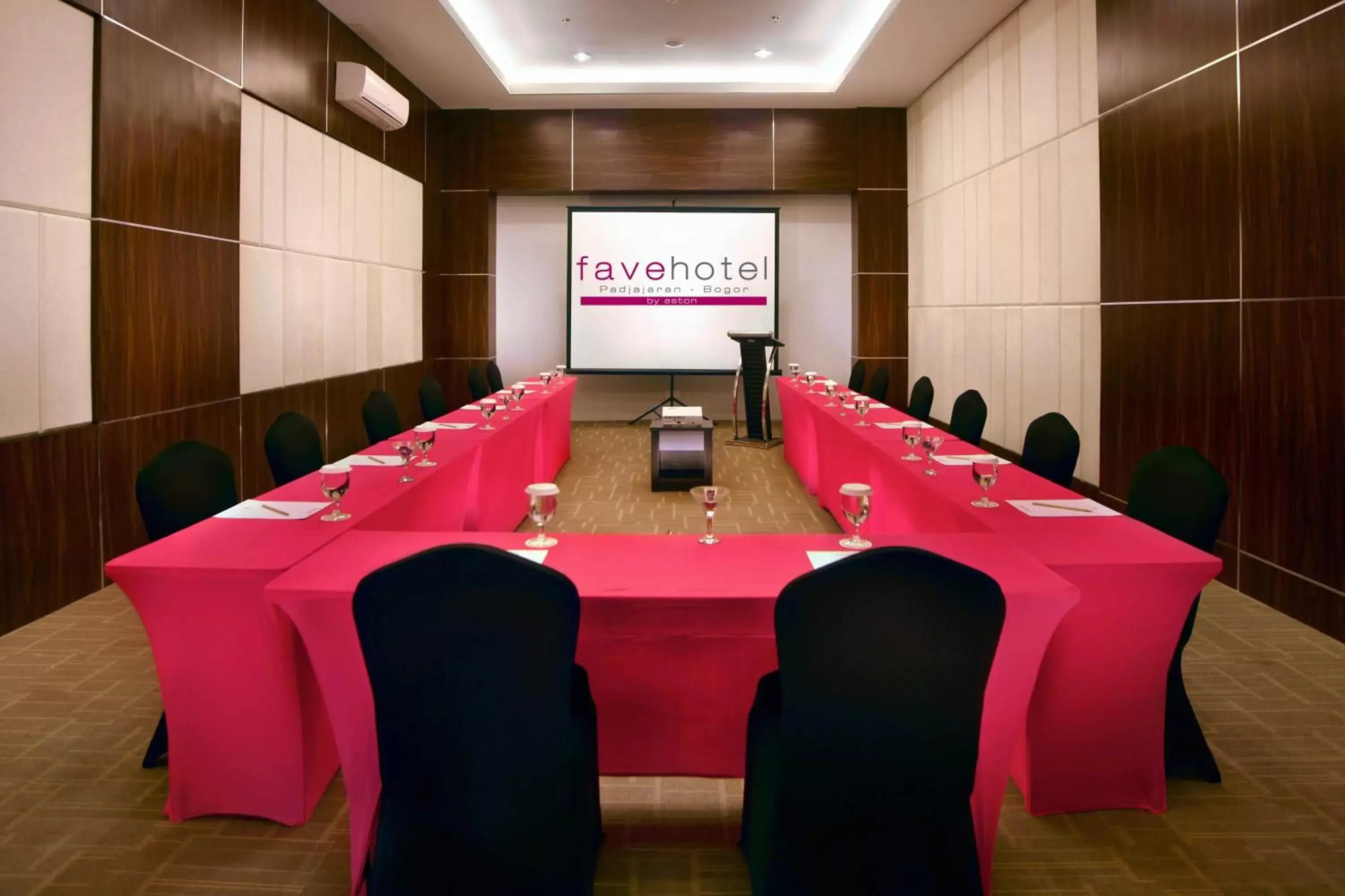Meeting/conference room, Business Area/Conference Room in favehotel Padjajaran Bogor