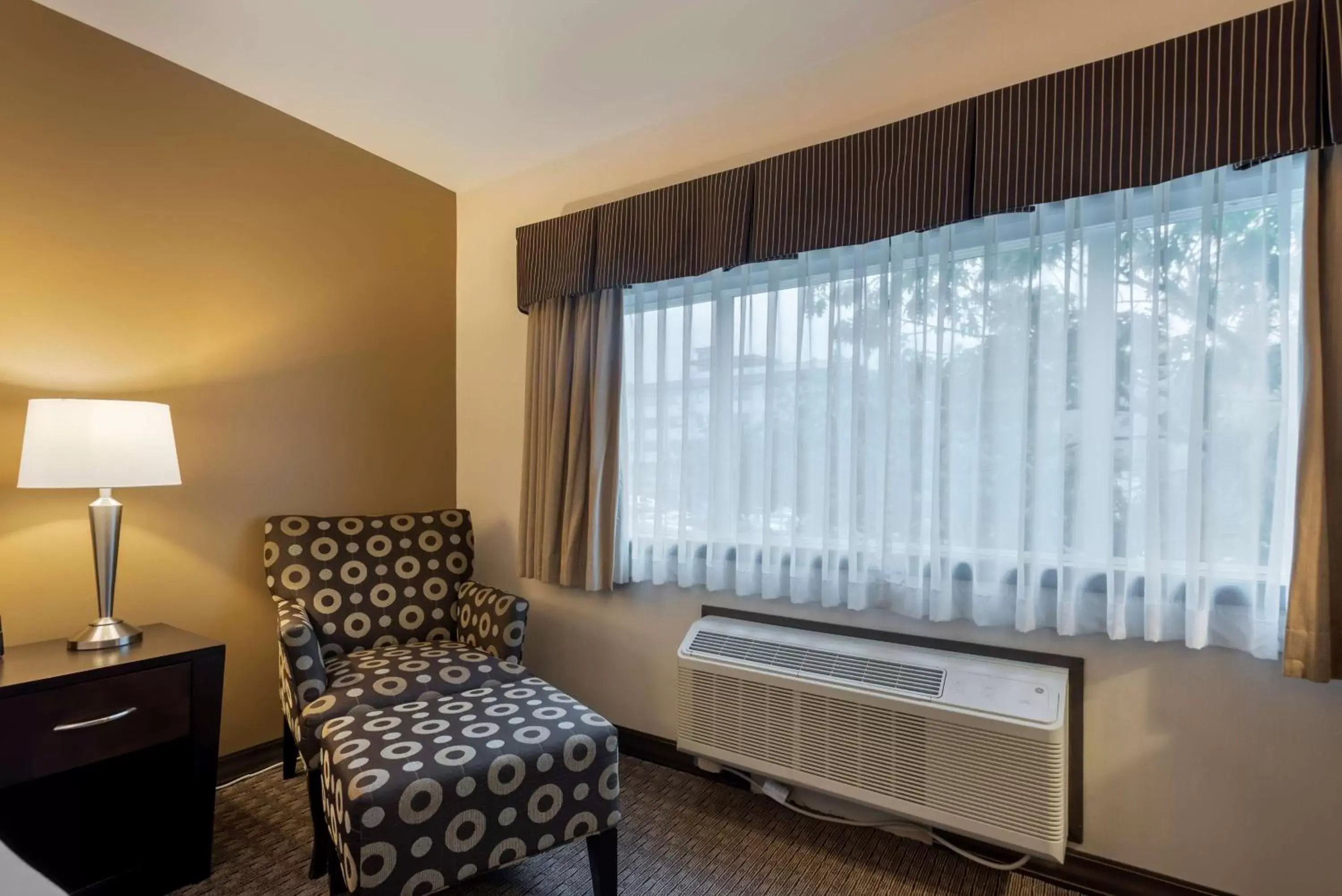 Bedroom, Seating Area in Best Western Plus Baker Street Inn