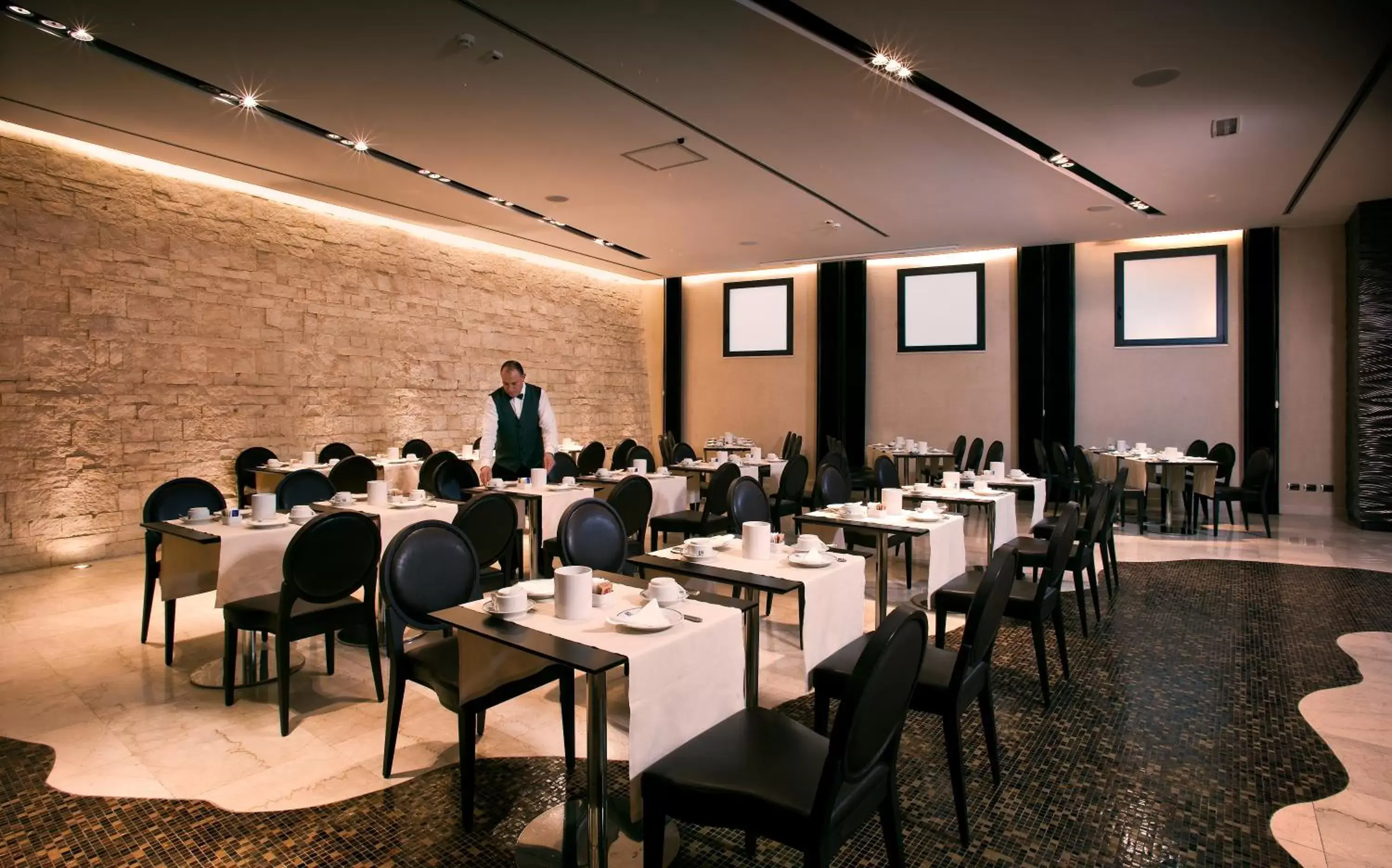 Restaurant/Places to Eat in Hotel Regina Margherita