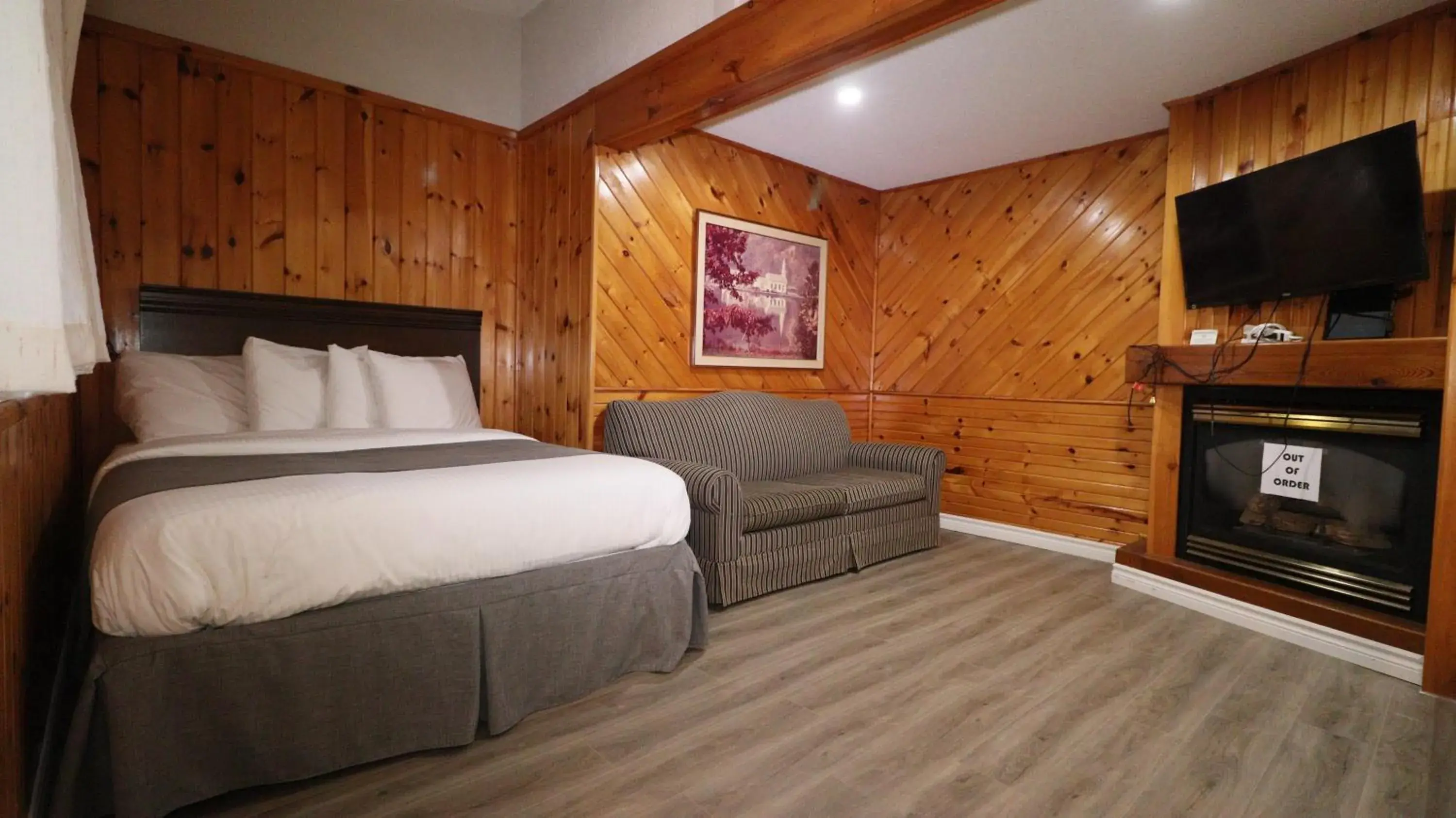 Bed in Algonquin Lakeside Inn