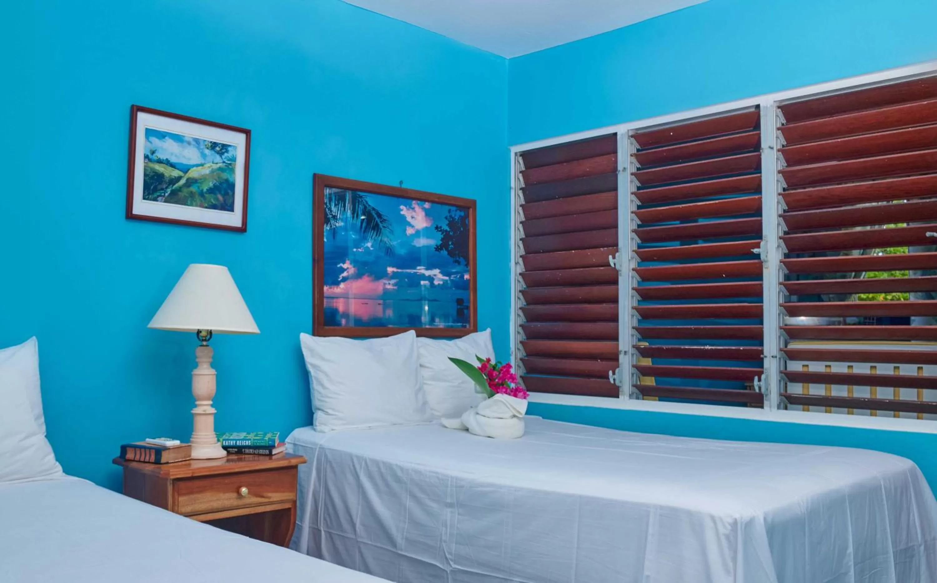 Photo of the whole room, Bed in Yellow Bird Sea