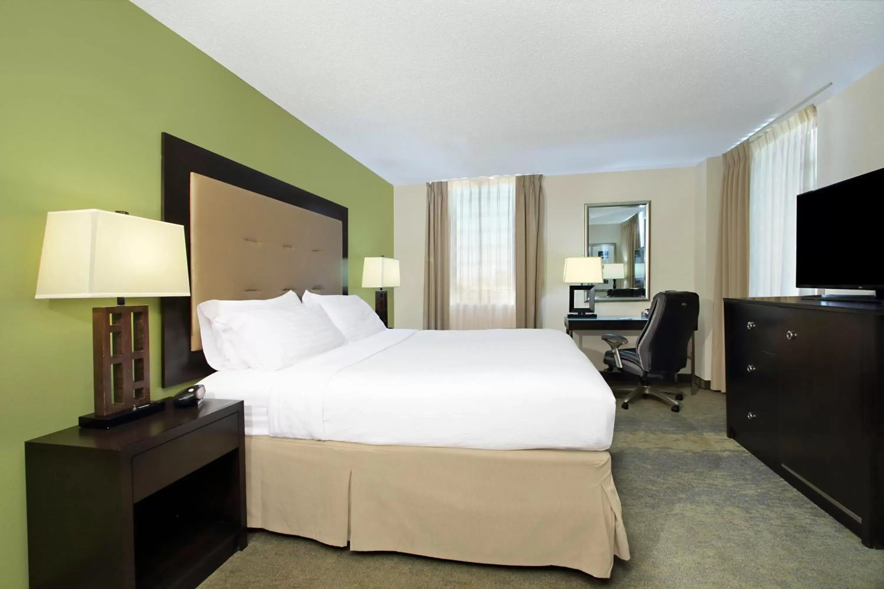 Photo of the whole room in Holiday Inn New Orleans West Bank Tower, an IHG Hotel