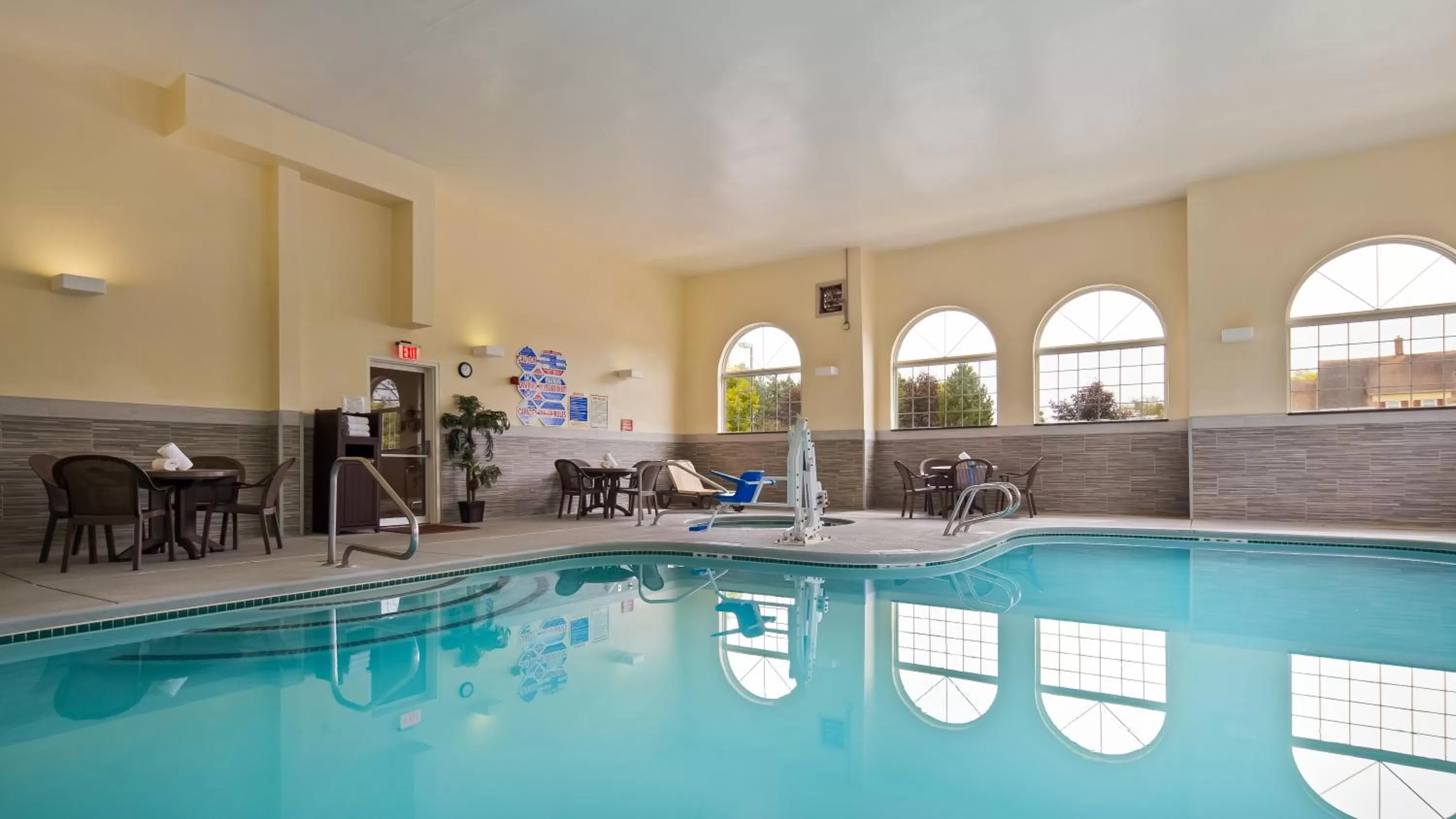 Swimming pool in Best Western Concord Inn and Suites