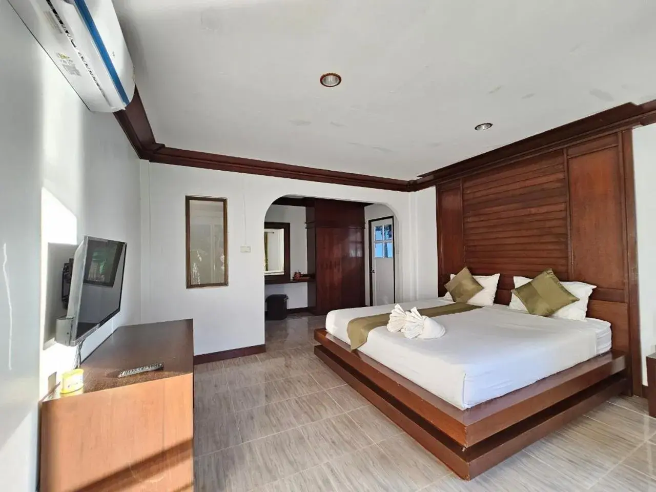 Bedroom in Lanta Nice Beach Resort - SHA Extra Plus