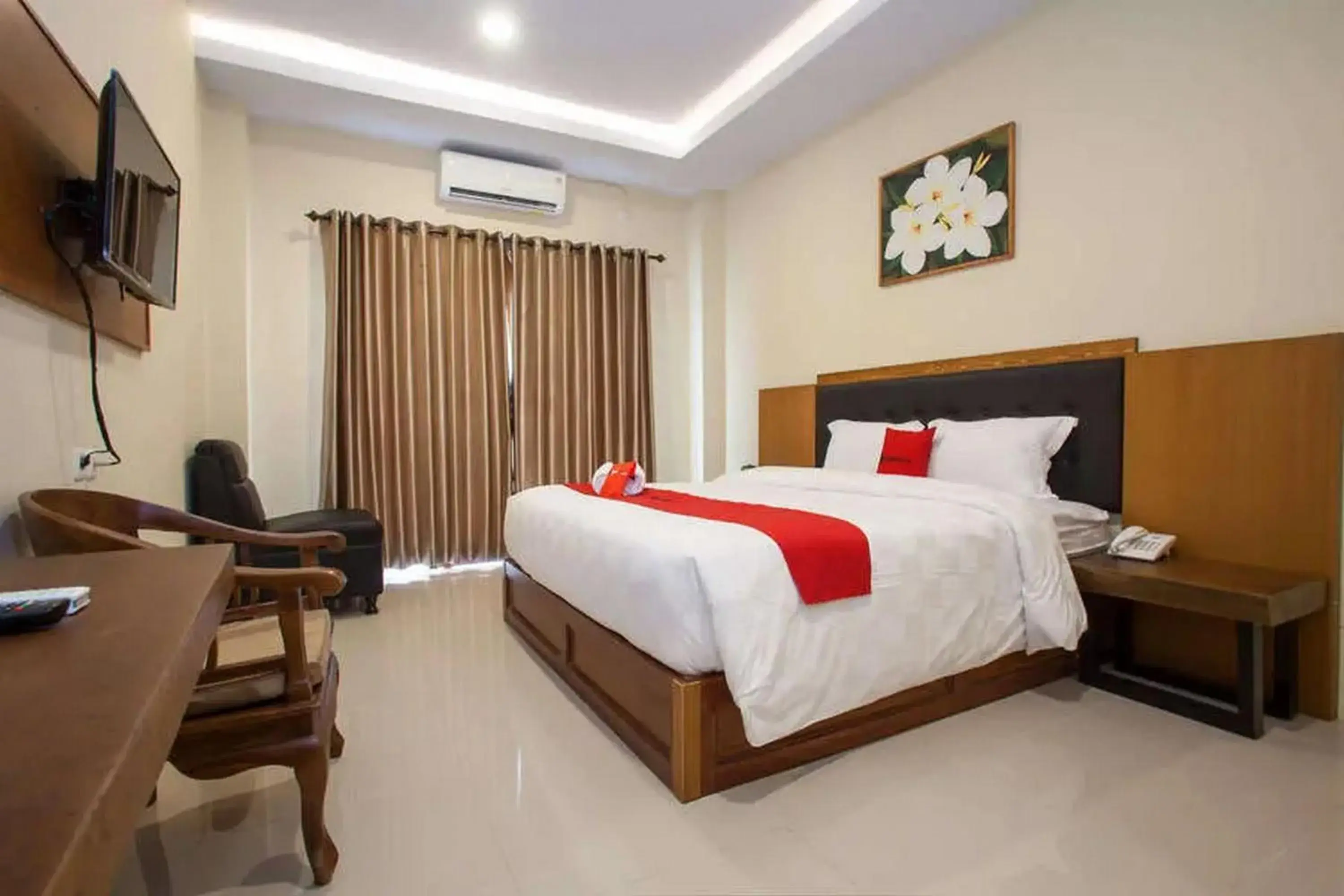Bed in RedDoorz Premium @ Jalan Cengkeh Malang Bed in RedDoorz Premium @ Jalan Cengkeh Malang